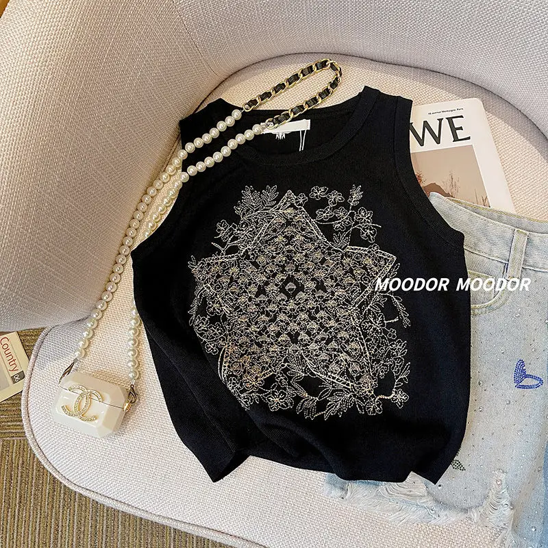 French Retro Embroidered Sleeveless Sweater Vest for Women's Summer Slim Elastic Y2K Fashion Top
French Retro Embroidered Sleeveless Sweater Vest for Women's Summer Slim Elastic Y2K Fashion Top
