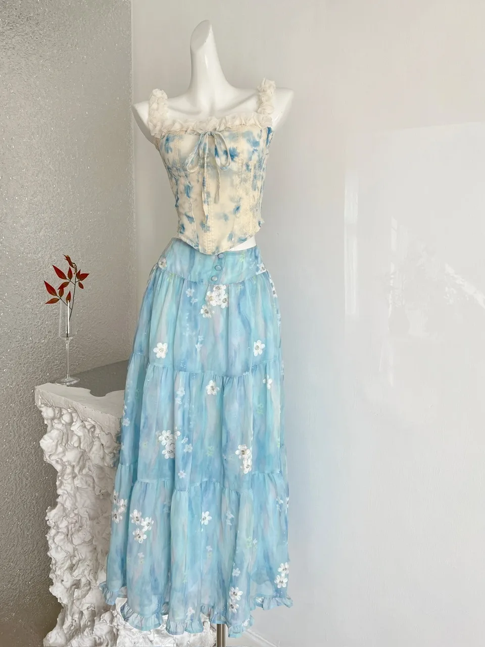 Gentle Breeze Floral Lace Trim Halter Vest Long Skirt Blue Flower Summer Vacation Outfit Women's Fashion Set Long Style
Gentle Breeze Floral Lace Trim Halter Vest Long Skirt Blue Flower Summer Vacation Outfit Women's Fashion Set Long Style