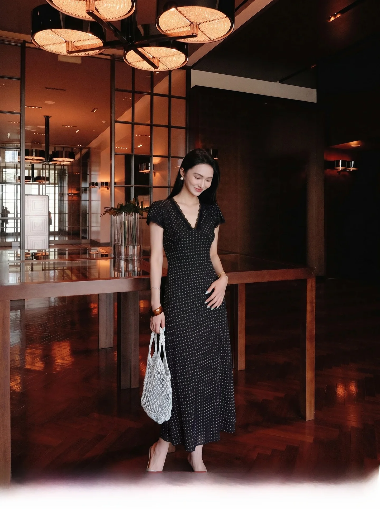 Silk Tea Mousse Black Paper Doll Dress Wind Family Narrow Audience Astonishing 100 Silk City Walk Spring Season
Silk Tea Mousse Black Paper Doll Dress Wind Family Narrow Audience Astonishing 100 Silk City Walk Spring Season