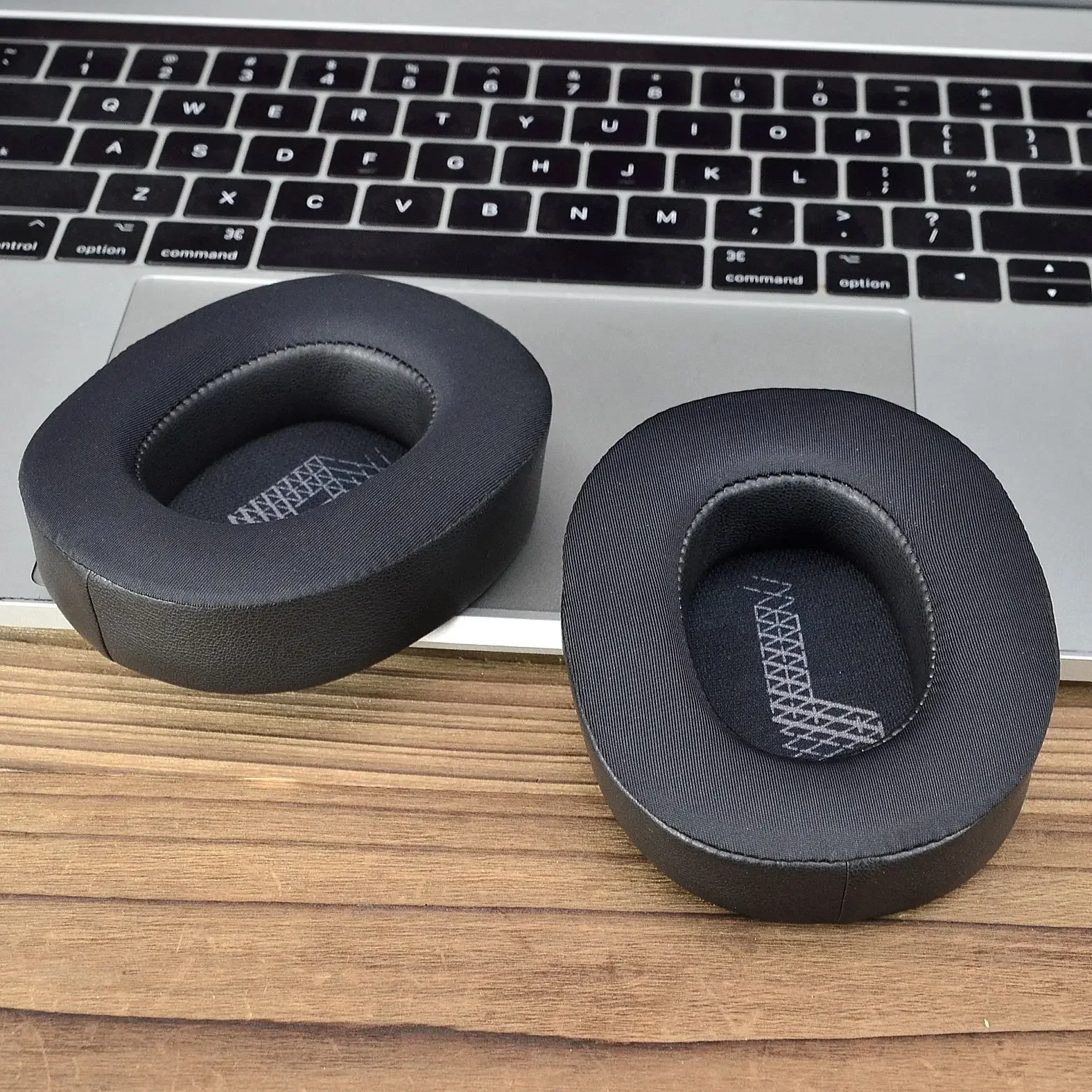 Replacement Ice Gel ear pads For JBL LIVE500BTNC 500BT Headset Repair and replace parts with a comfortable wearing
Replacement Ice Gel ear pads For JBL LIVE500BTNC 500BT Headset Repair and replace parts with a comfortable wearing