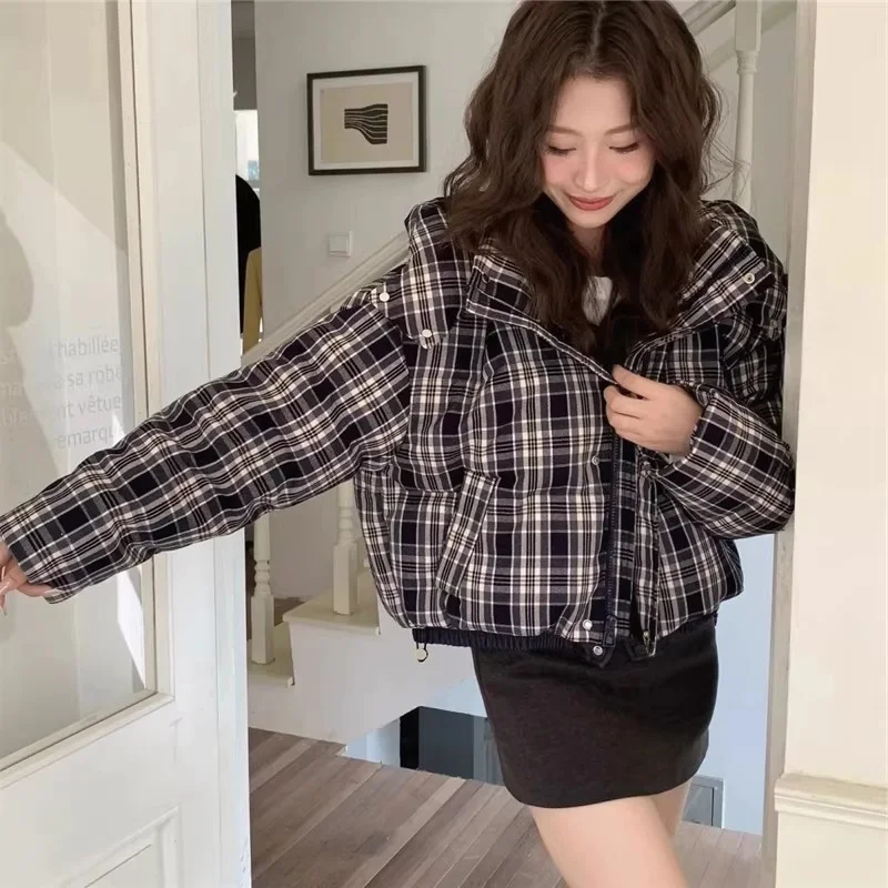 Ретро-куртка-пуховик в клетку для женщин 2026 - Новая зимняя короткая куртка с капюшоном, свободный крой, теплая, из плотного хлопка | w2253
Ретро-куртка-пуховик в клетку для женщин 2026 - Новая зимняя короткая куртка с капюшоном, свободный крой, теплая, из плотного хлопка | w2253