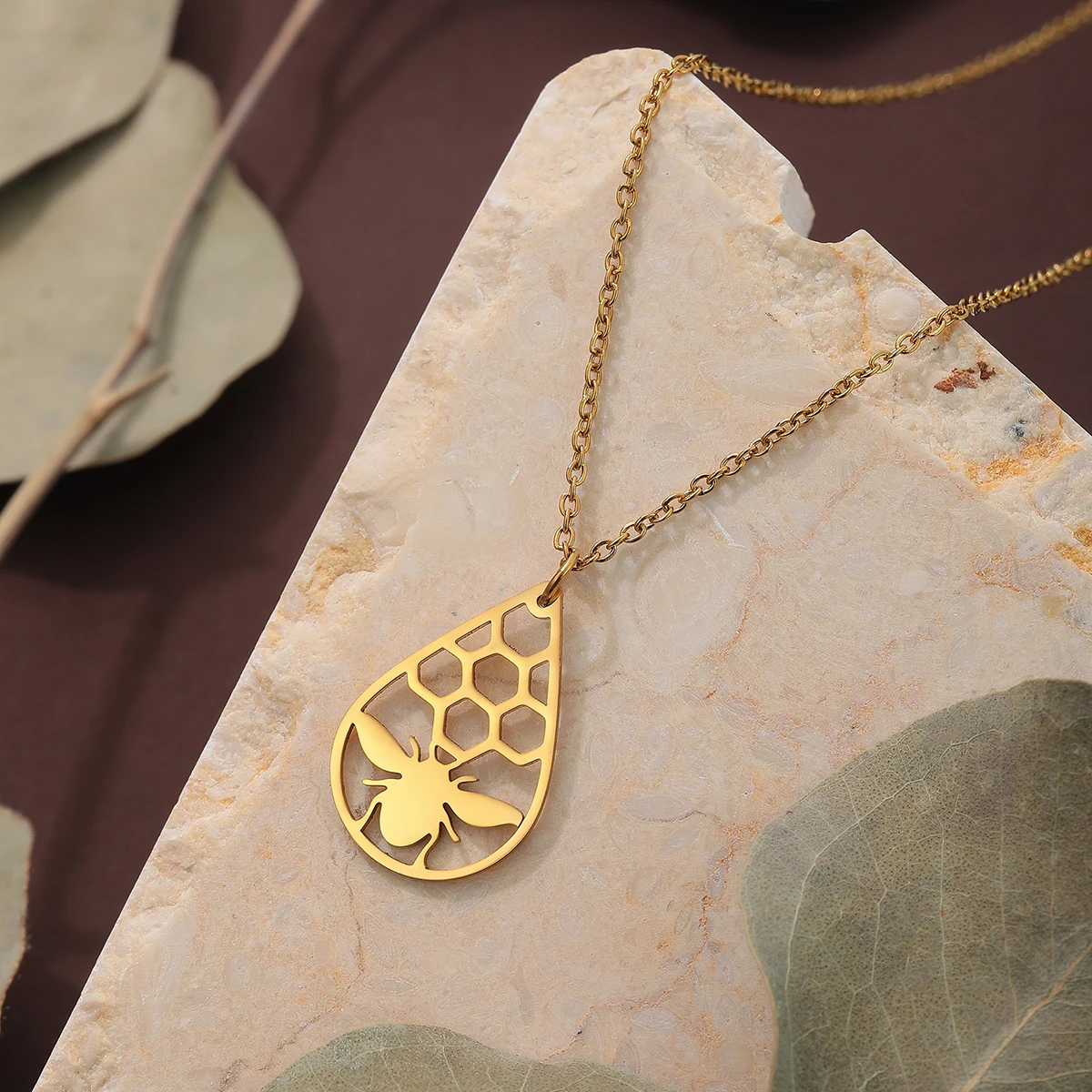 Stainless Steel Teardrop Honey Bee Necklace for Women Men Steel Chains Fashion Hollow Line Exquisite Clavicle Choker Jewelry
Stainless Steel Teardrop Honey Bee Necklace for Women Men Steel Chains Fashion Hollow Line Exquisite Clavicle Choker Jewelry