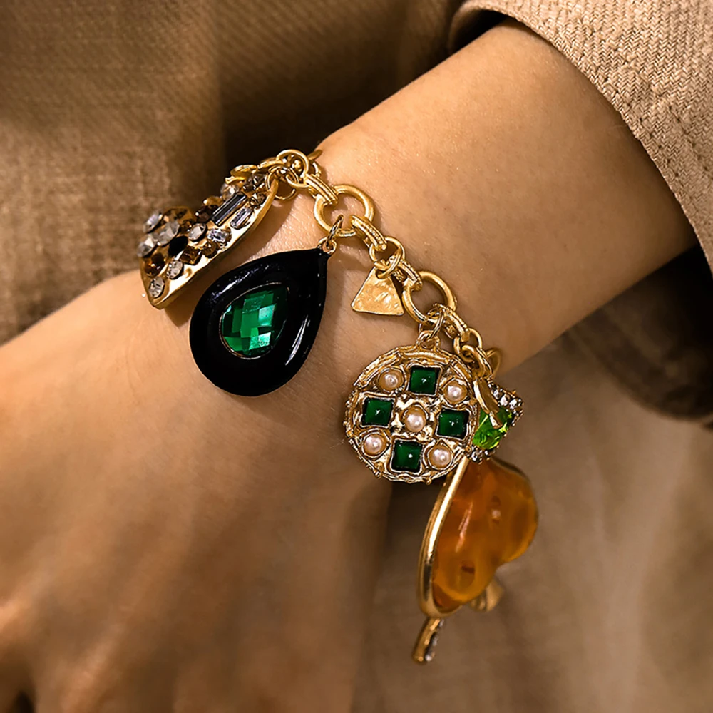 2024 Trend Vintage Jewelry High Quality Heart Pendant Bejeweled Chain Bracelet Fashion Women Holiday Party Accessories Gifts
2024 Trend Vintage Jewelry High Quality Heart Pendant Bejeweled Chain Bracelet Fashion Women Holiday Party Accessories Gifts