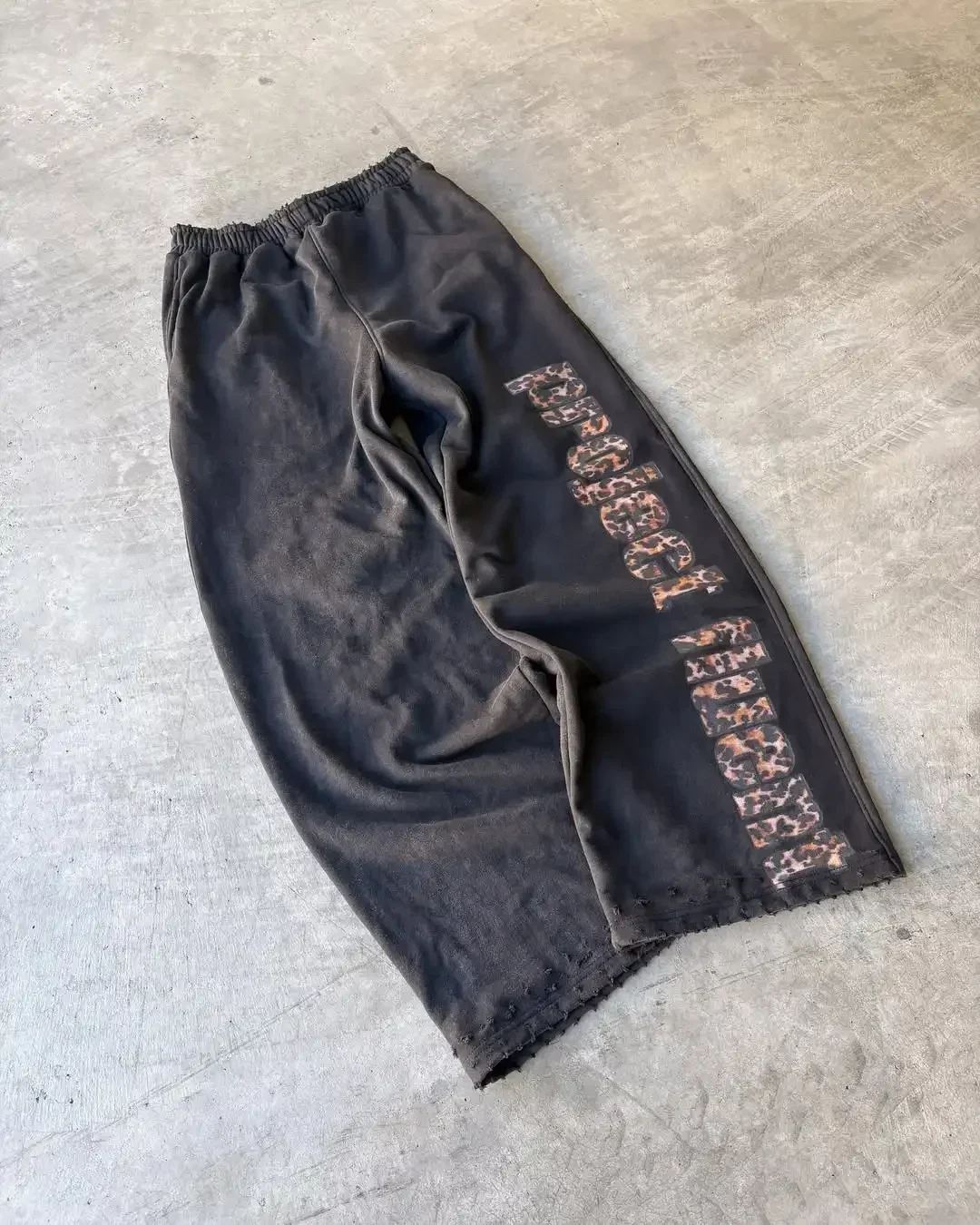 Y2K Fashion Leopard Print Patch Casual Pants Men Women Harajuku High waisted Jogger Drawstring Loose Straight Leg Cargo Trousers
Y2K Fashion Leopard Print Patch Casual Pants Men Women Harajuku High waisted Jogger Drawstring Loose Straight Leg Cargo Trousers