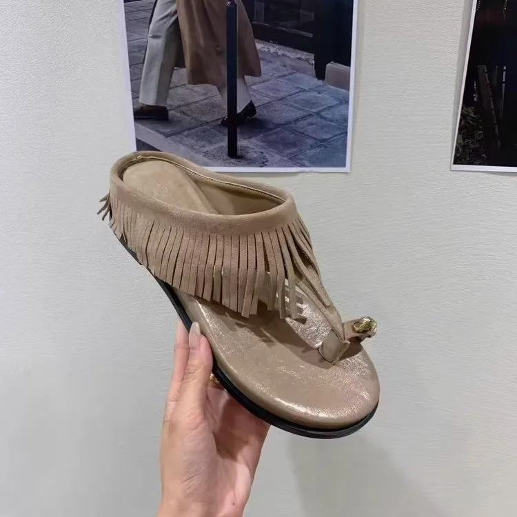 Женские шлепанцы на толстой подошве с эффектом увеличения роста, с разделителем для пальцев, универсальные, в отпускном стиле, на среднем каблуке-танкетке
Женские шлепанцы на толстой подошве с эффектом увеличения роста, с разделителем для пальцев, универсальные, в отпускном стиле, на среднем каблуке-танкетке