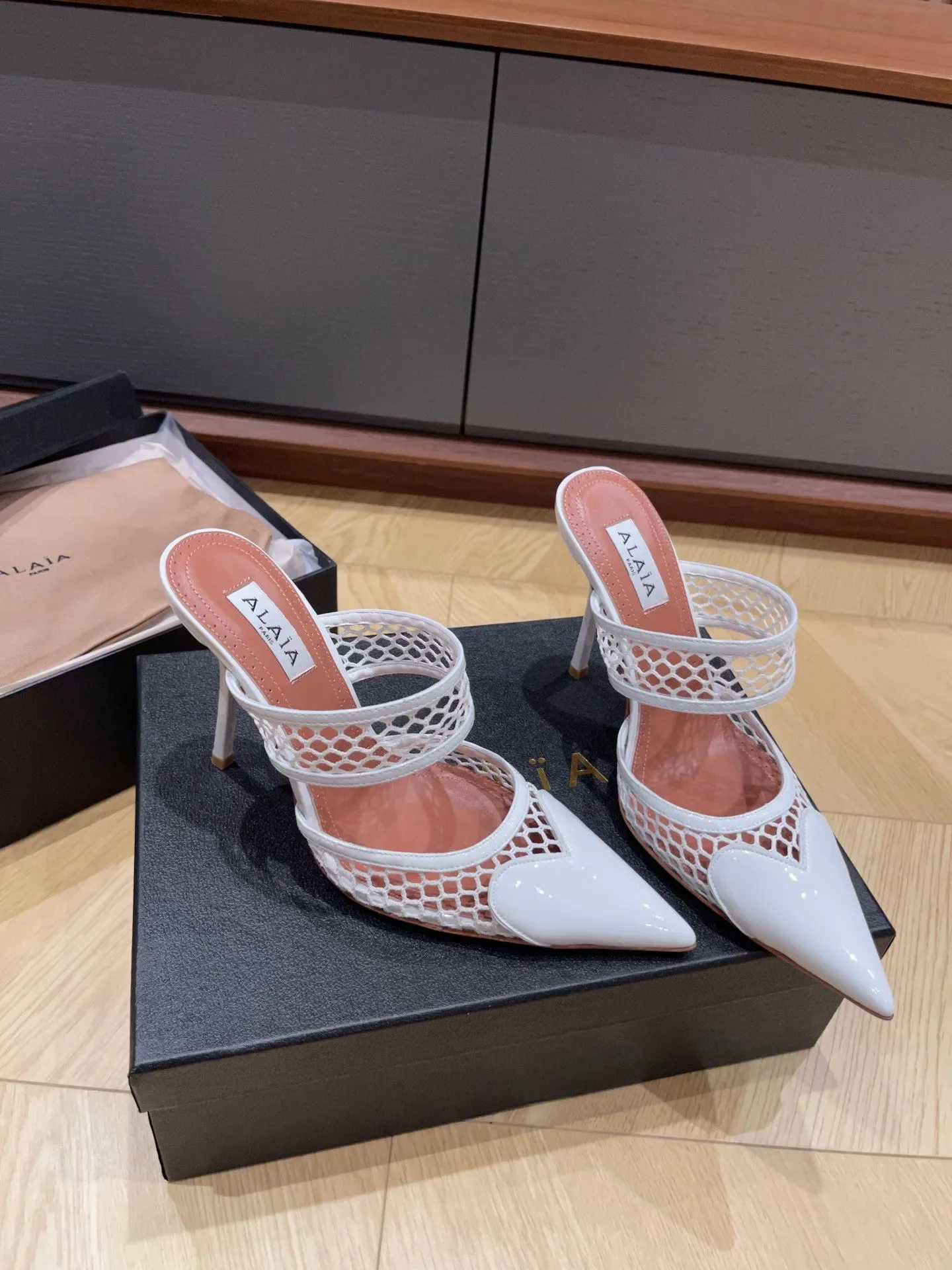 Heart-shaped Pointed Toe Women Shoes Le Coeur Women Pumps Sexy Patent Leather Mules PVC Strappy High Heels Party Dress Lady Walk
Heart-shaped Pointed Toe Women Shoes Le Coeur Women Pumps Sexy Patent Leather Mules PVC Strappy High Heels Party Dress Lady Walk