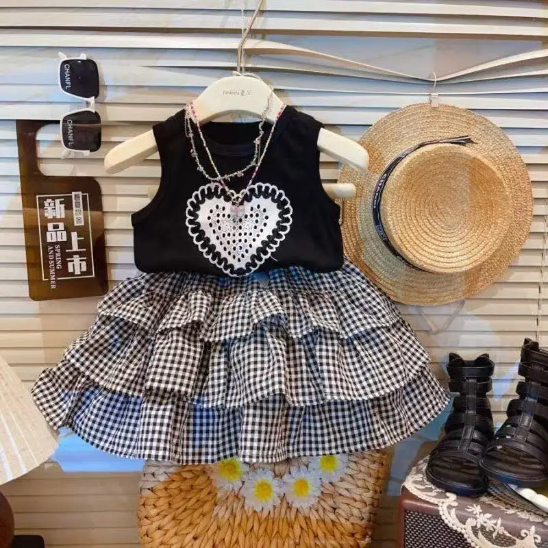 2026 Summer Girls 2PCS Outfit Korean Style Heart Plaid Sleeveless Vest & Cake Skirt Set for Kids for 90-140cm
2026 Summer Girls 2PCS Outfit Korean Style Heart Plaid Sleeveless Vest & Cake Skirt Set for Kids for 90-140cm