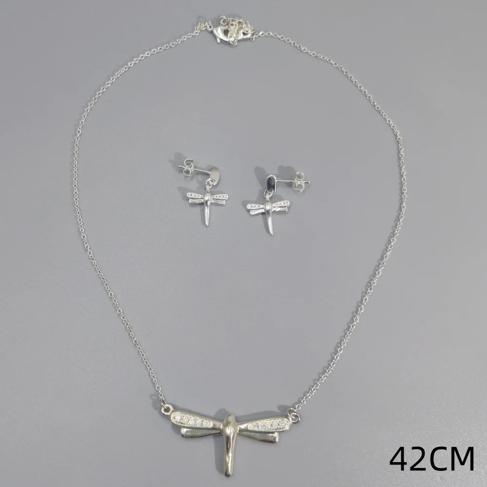 2026 Spain Sweet and Spicy Girl Wind Gold Silver Diamond Set Dragonfly Earrings Necklace Jewelry Two Piece Romantic Gift Set
2026 Spain Sweet and Spicy Girl Wind Gold Silver Diamond Set Dragonfly Earrings Necklace Jewelry Two Piece Romantic Gift Set