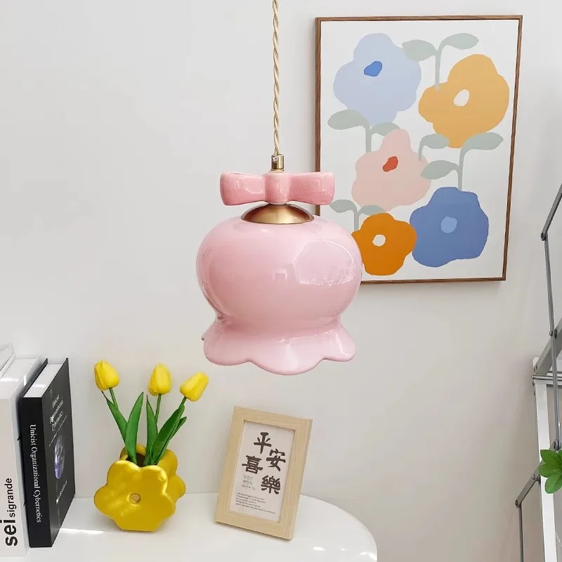 Розовый бант, колокольчик, цветочные люстры, стеклянные цветочные лампы, французская теплая детская комната, комната принцессы, спальня для девочек, прикроватная люстра
Розовый бант, колокольчик, цветочные люстры, стеклянные цветочные лампы, французская теплая детская комната, комната принцессы, спальня для девочек, прикроватная люстра