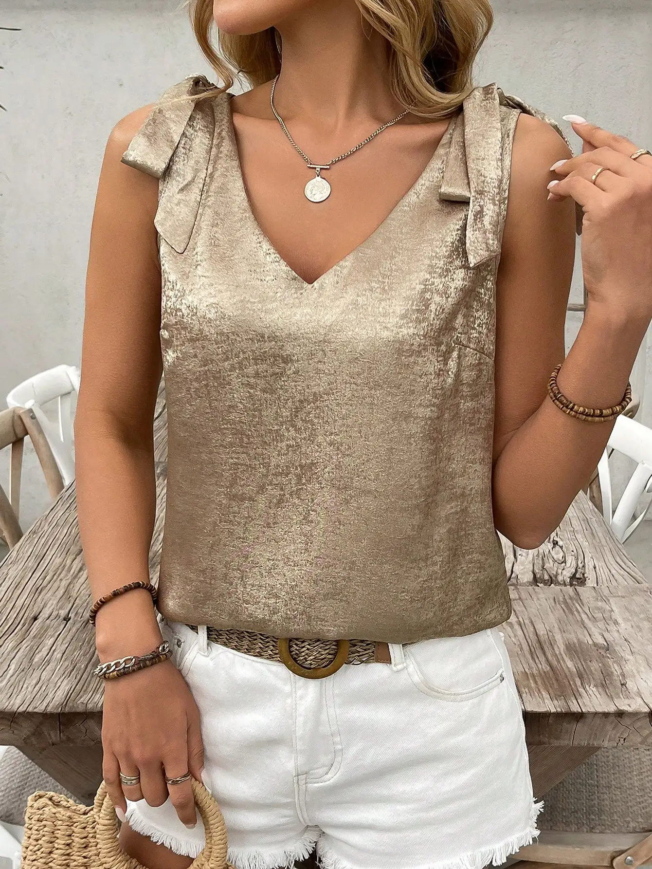 Женская золотистая блузка без рукавов с V-образным вырезом и бантиками на плечах, приталенный повседневный топ
Женская золотистая блузка без рукавов с V-образным вырезом и бантиками на плечах, приталенный повседневный топ