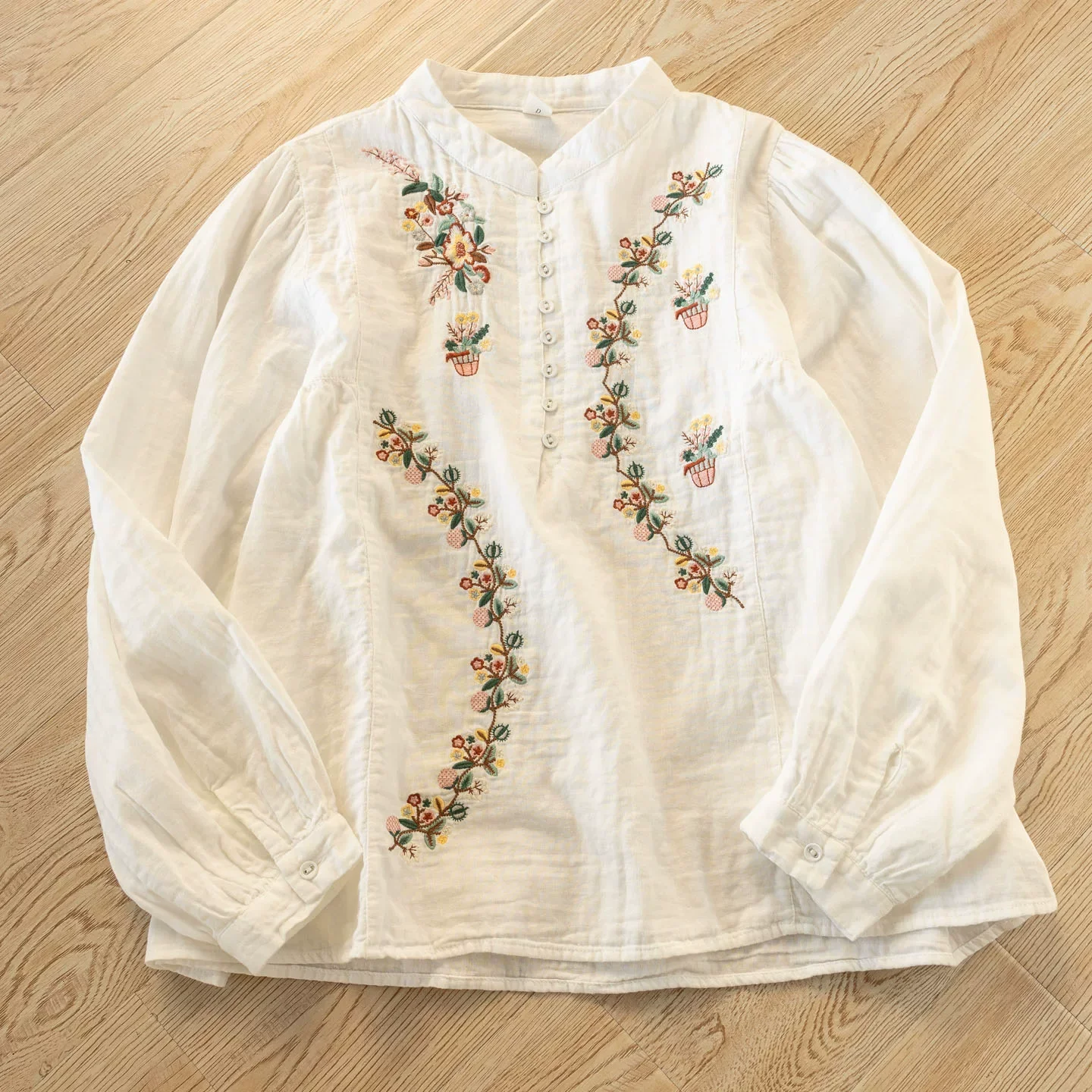 Белые и бежевые рубашки и блузки с цветочной вышивкой в богемном стиле для женщин, оригинальный бренд, топы с длинным рукавом, одежда в стиле бохо, коллекция 2026 года
Белые и бежевые рубашки и блузки с цветочной вышивкой в богемном стиле для женщин, оригинальный бренд, топы с длинным рукавом, одежда в стиле бохо, коллекция 2026 года