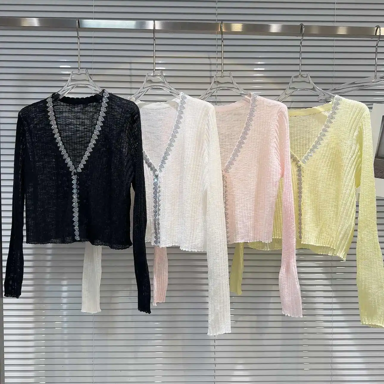 Spring Summer Rhinestone Knitted Coat for Women V-neck Long Sleeve Sun Protection Shirt Casual Fashion Shiny Female Blouse
Spring Summer Rhinestone Knitted Coat for Women V-neck Long Sleeve Sun Protection Shirt Casual Fashion Shiny Female Blouse