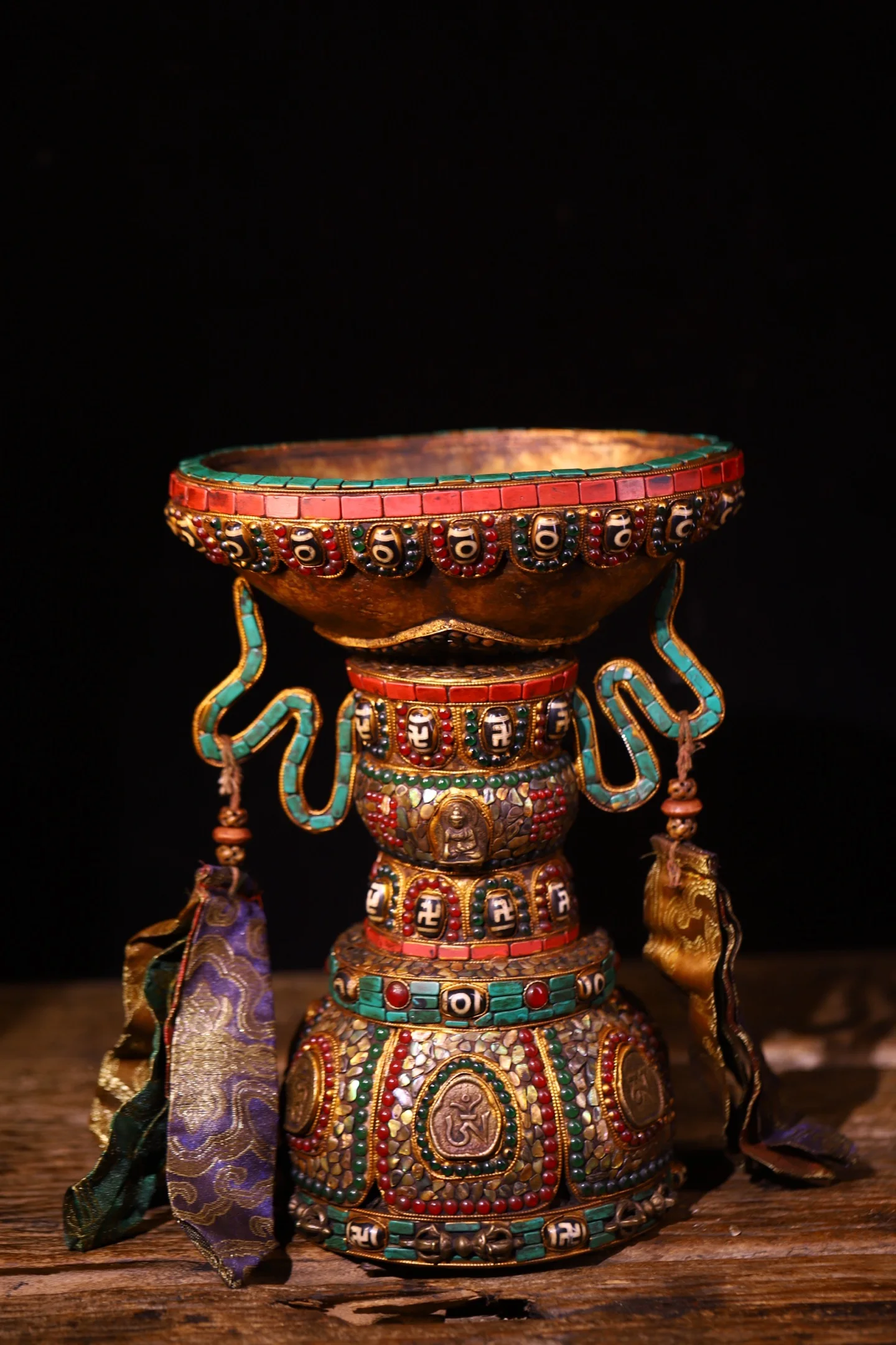 Old Kapala Skull Cup Mosaic Gem gZi Beads Turquoise Vajra pattern Buddha Bowl Skull Head Bodhi Root Base Cup Amulet
Old Kapala Skull Cup Mosaic Gem gZi Beads Turquoise Vajra pattern Buddha Bowl Skull Head Bodhi Root Base Cup Amulet