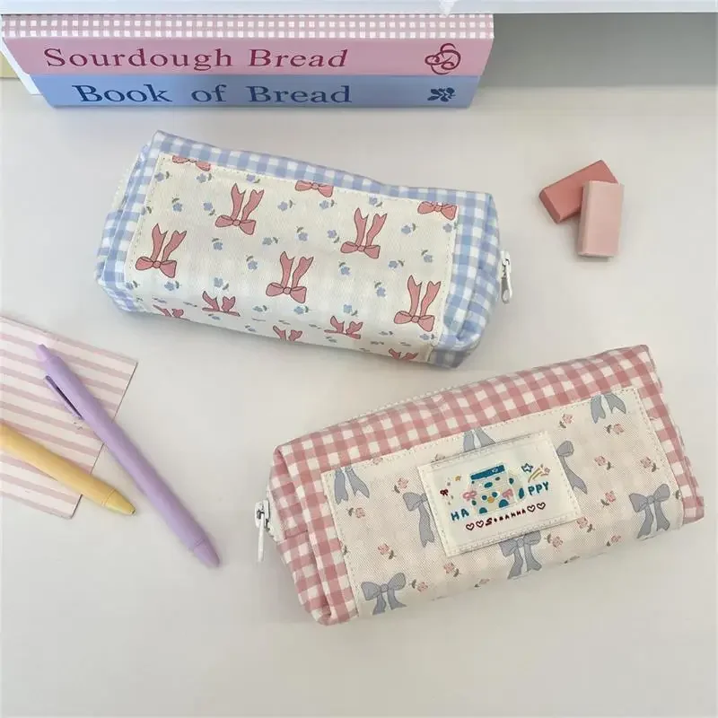 Милый милый клетчатый пенал с бантом, портативный большой вместительный студенческий мешок для хранения канцелярских принадлежностей, сумка для ручек, девчачья косметичка, подарок
Милый милый клетчатый пенал с бантом, портативный большой вместительный студенческий мешок для хранения канцелярских принадлежностей, сумка для ручек, девчачья косметичка, подарок