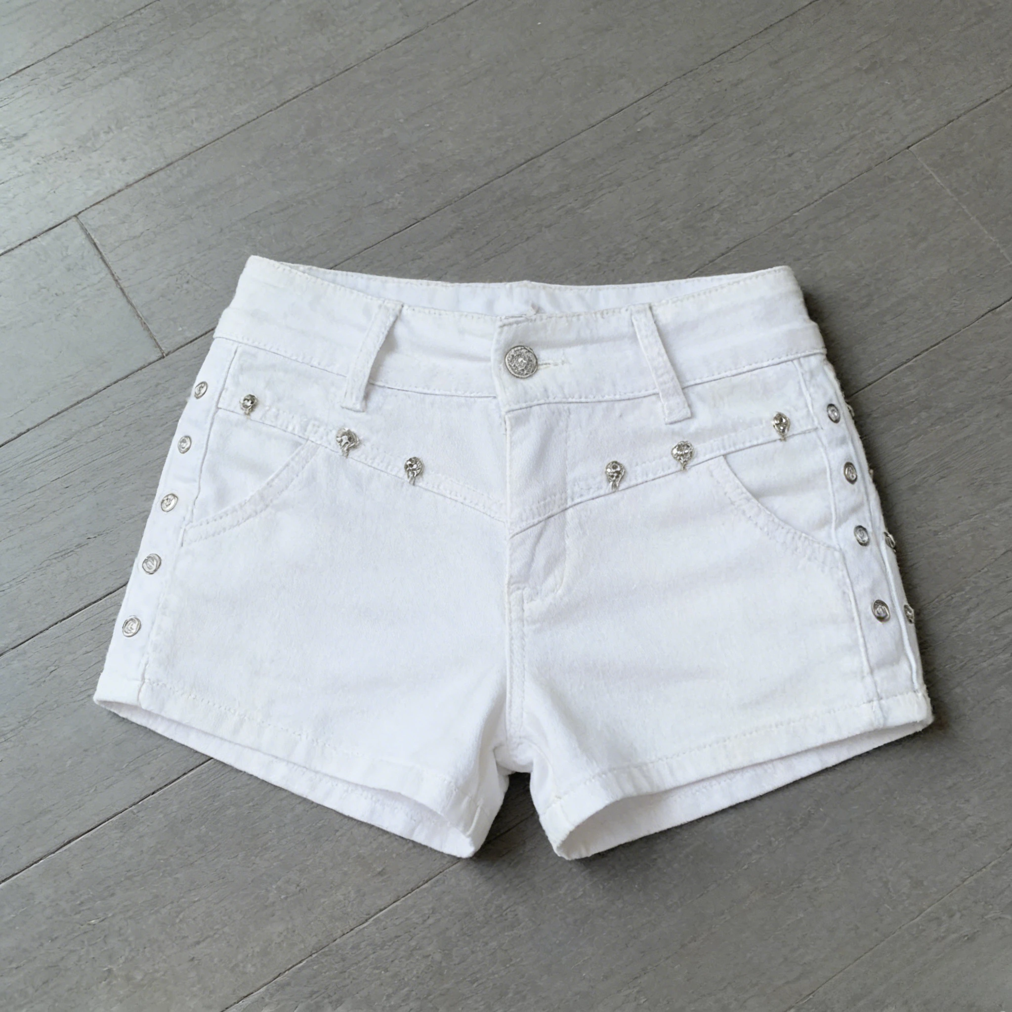 Sexy Y2K White Denim Shorts Women High Waist Skull Rivet Hot Pants Harajuku Streetwear Gothic Punk Slim Fit Summer Mini Jeans
Sexy Y2K White Denim Shorts Women High Waist Skull Rivet Hot Pants Harajuku Streetwear Gothic Punk Slim Fit Summer Mini Jeans