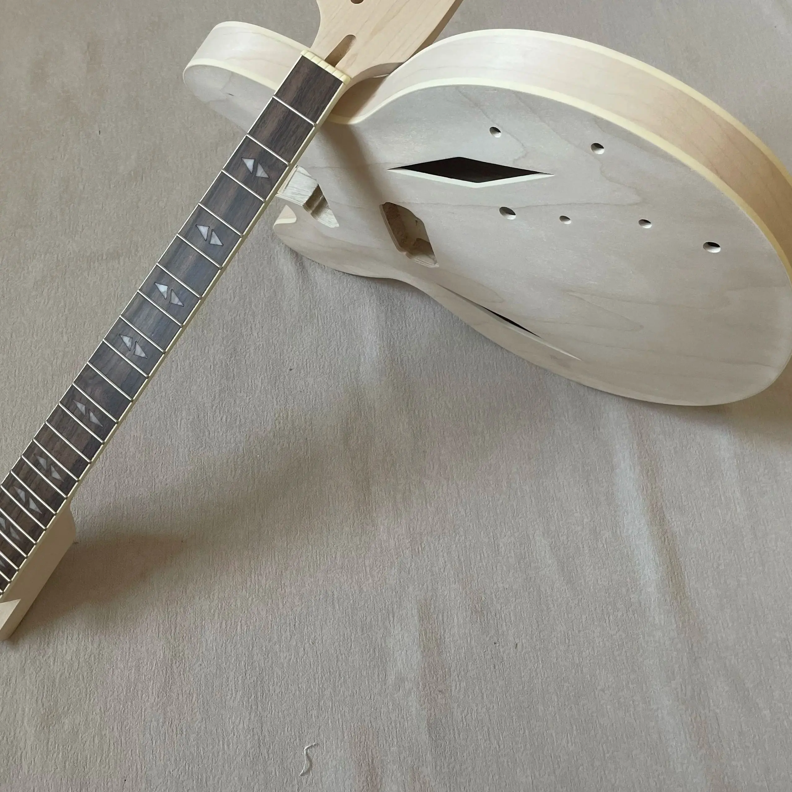 DIY Electric Guitar Kit 6 String Silver Accessories Rhombic Hole for DG335 Style Kit for Beginners And Guitar Lovers
DIY Electric Guitar Kit 6 String Silver Accessories Rhombic Hole for DG335 Style Kit for Beginners And Guitar Lovers