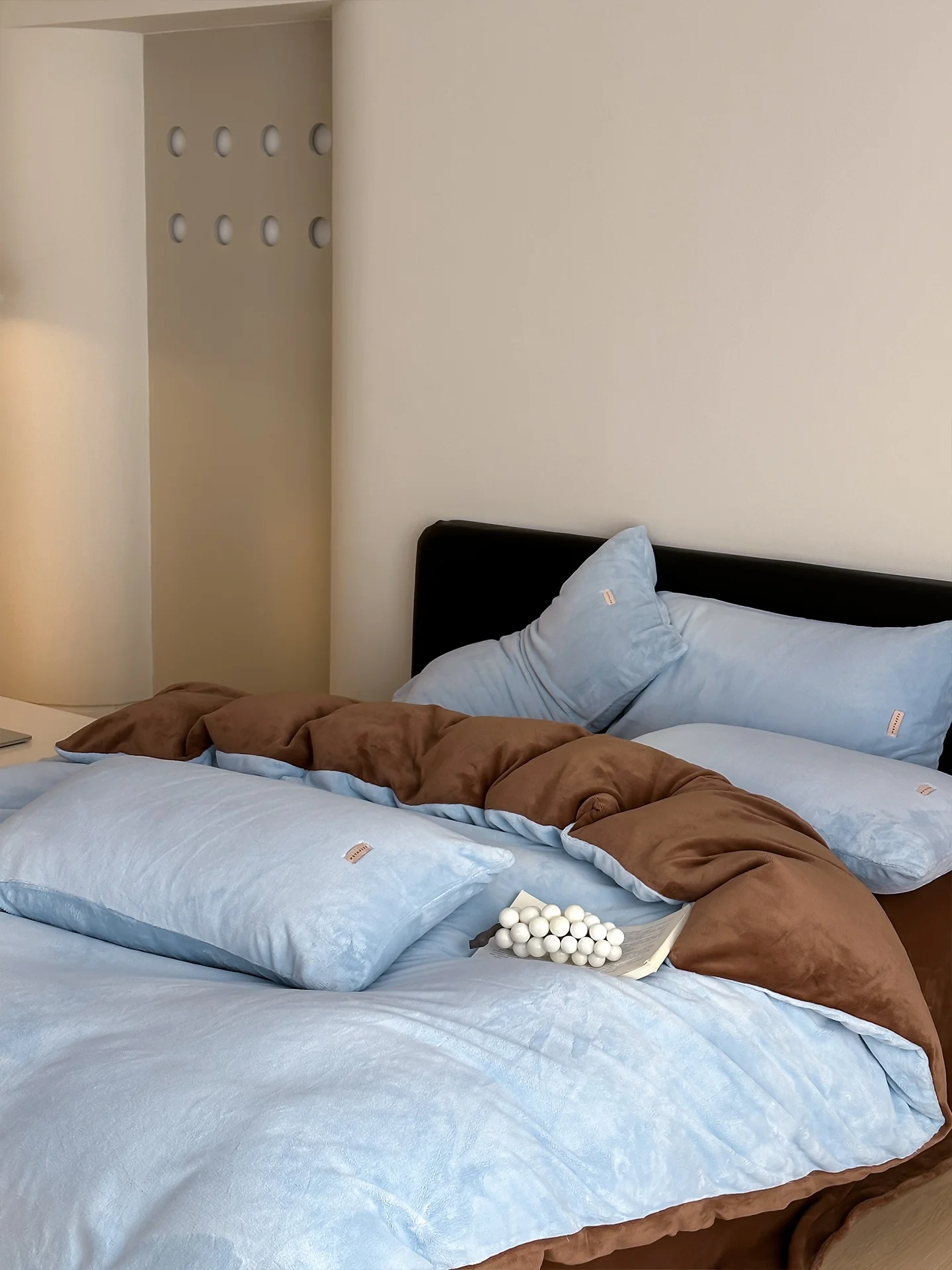 Современный матовый комплект постельного белья из молочного вельвета с коралловым флисом, теплый, антистатический, для комфортного сна без одежды.
Современный матовый комплект постельного белья из молочного вельвета с коралловым флисом, теплый, антистатический, для комфортного сна без одежды.