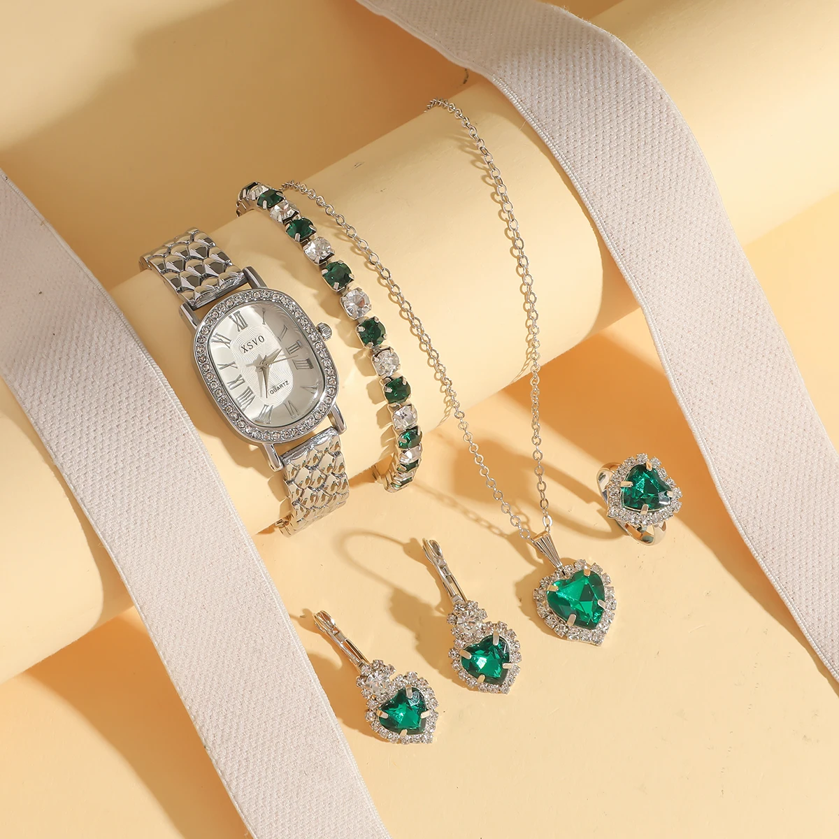 Нет подарочной коробки; Маленькие квадратные часы простого дизайна; Дизайн циферблата с бриллиантами; Зеленое колье в форме сердца; Набор из пяти частей с бриллиантами j
Нет подарочной коробки; Маленькие квадратные часы простого дизайна; Дизайн циферблата с бриллиантами; Зеленое колье в форме сердца; Набор из пяти частей с бриллиантами j