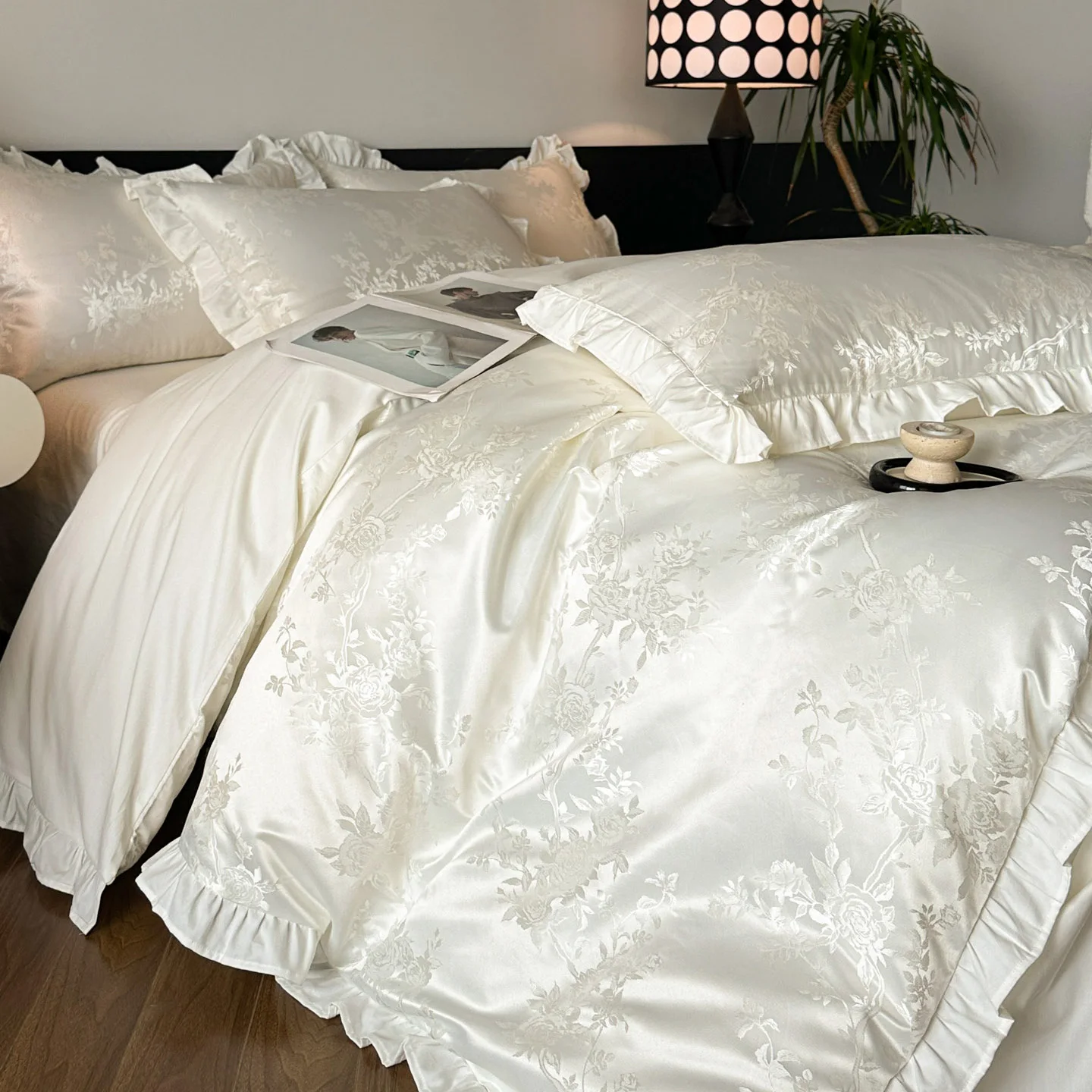 White Jacquard Bedding Set King Queen Size 4pcs Satin Cotton Duvet Cover Sets Fitted Bed Sheet Pillowcases Home Textile
White Jacquard Bedding Set King Queen Size 4pcs Satin Cotton Duvet Cover Sets Fitted Bed Sheet Pillowcases Home Textile