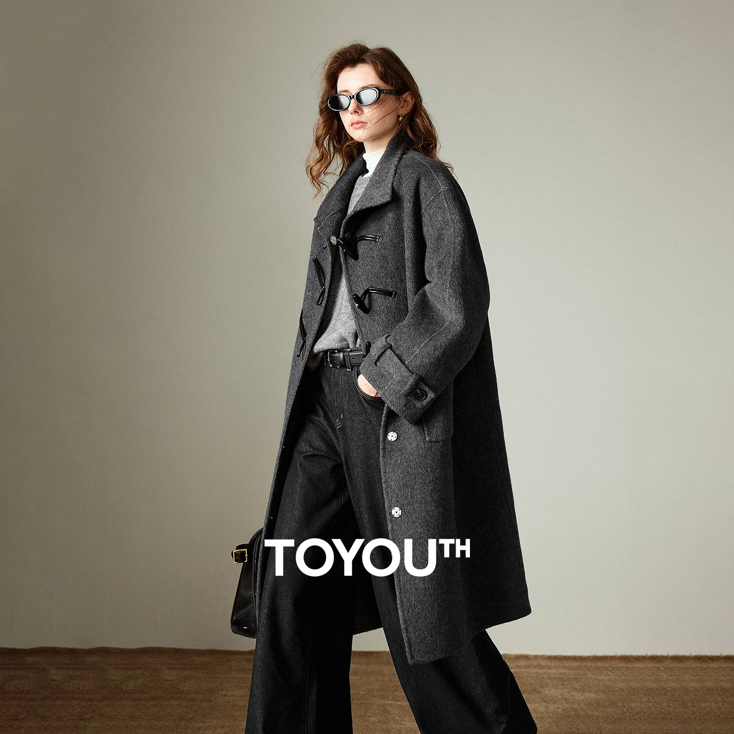 TOYOUTH Women Woolen Coats 2025 Winter New Wool Double-faced Horn Button Stand-up Collar Long Outerwear
TOYOUTH Women Woolen Coats 2025 Winter New Wool Double-faced Horn Button Stand-up Collar Long Outerwear