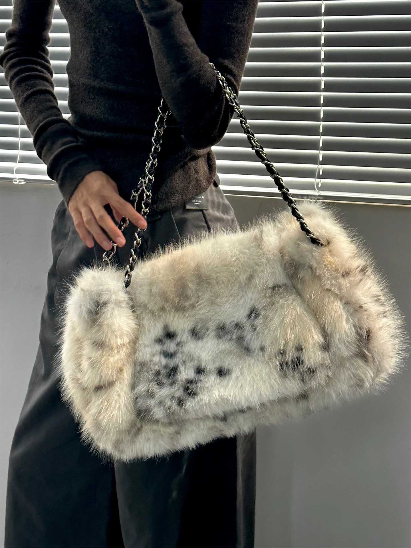 Faychui Snow Leopard Print Plush Chain Shoulder Bag Unique Design Atmosphere Feeling Autumn Winter Fur Bag Underarm Bag
Faychui Snow Leopard Print Plush Chain Shoulder Bag Unique Design Atmosphere Feeling Autumn Winter Fur Bag Underarm Bag