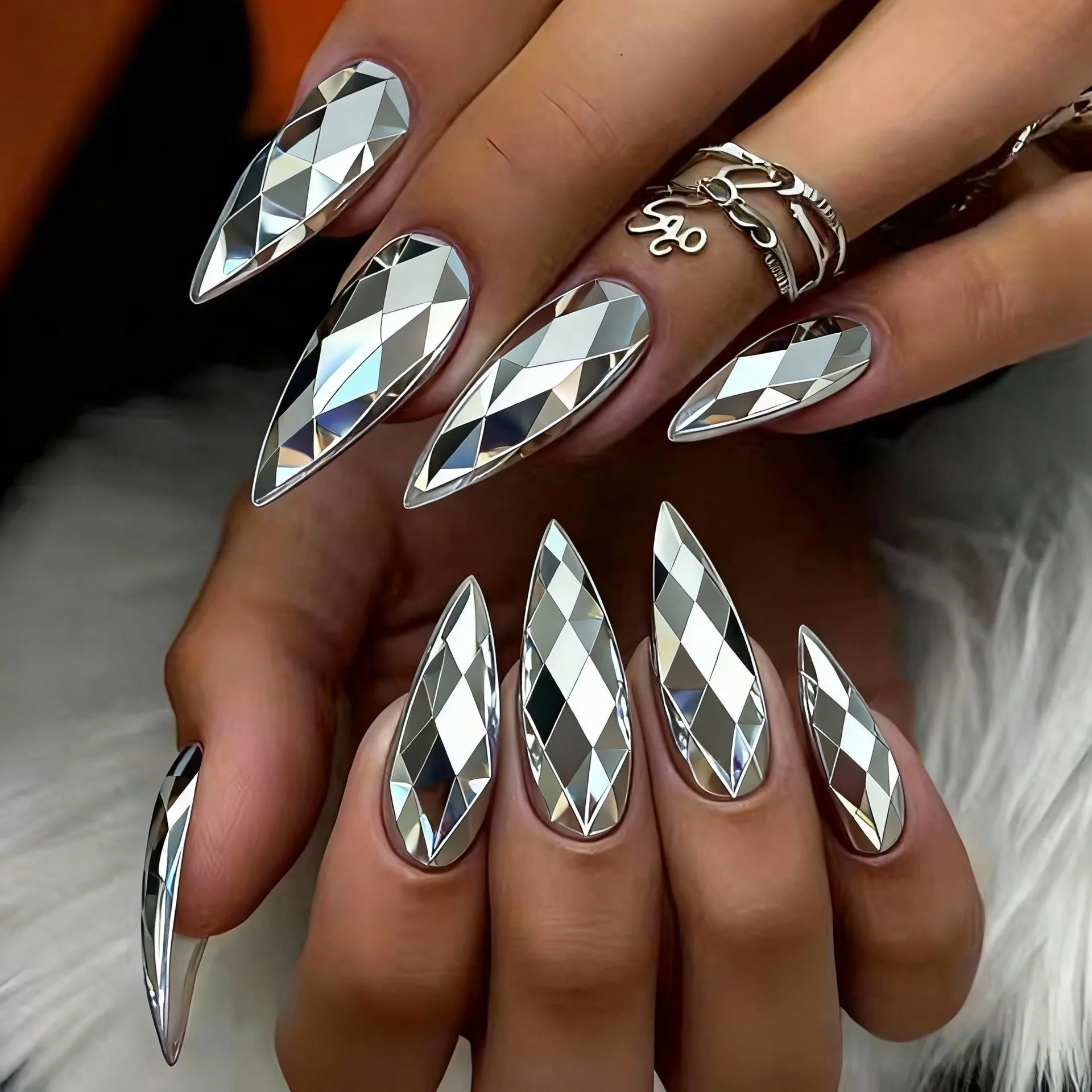 Silver rhombus electroplating fashionable round head almond nail simple and fashionable manicure detachable wear
Silver rhombus electroplating fashionable round head almond nail simple and fashionable manicure detachable wear
