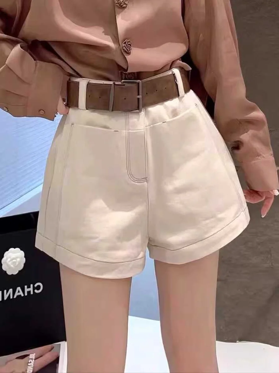 Washed Denim Short Shorts Women's High Waist Summer New Style Apricot Color with Belt Versatile Embroidery Jeans Casual Fashion
Washed Denim Short Shorts Women's High Waist Summer New Style Apricot Color with Belt Versatile Embroidery Jeans Casual Fashion