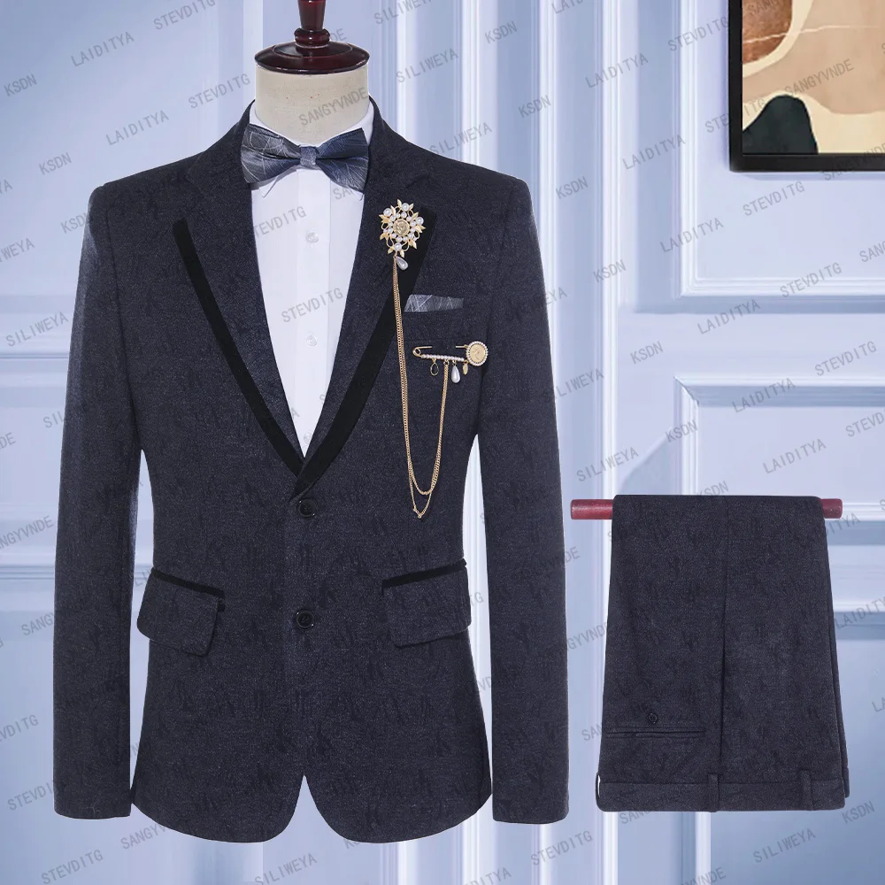 2023 New Men's British Style Blazers Wedding Dark Grey Letter Pattern Black Velvet Slim Fit Casual Suit Jacket Pants 2 Pcs Set
2023 New Men's British Style Blazers Wedding Dark Grey Letter Pattern Black Velvet Slim Fit Casual Suit Jacket Pants 2 Pcs Set