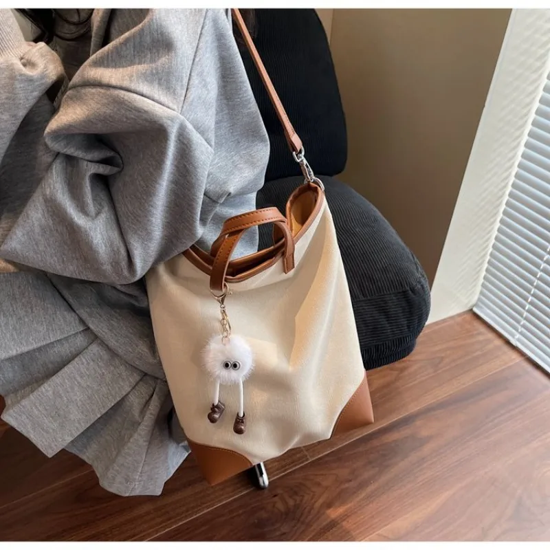 Модная дизайнерская сумка-тоут оригинальной квадратной формы с логотипом, также может использоваться как универсальная женская сумка для подгузников.
Модная дизайнерская сумка-тоут оригинальной квадратной формы с логотипом, также может использоваться как универсальная женская сумка для подгузников.