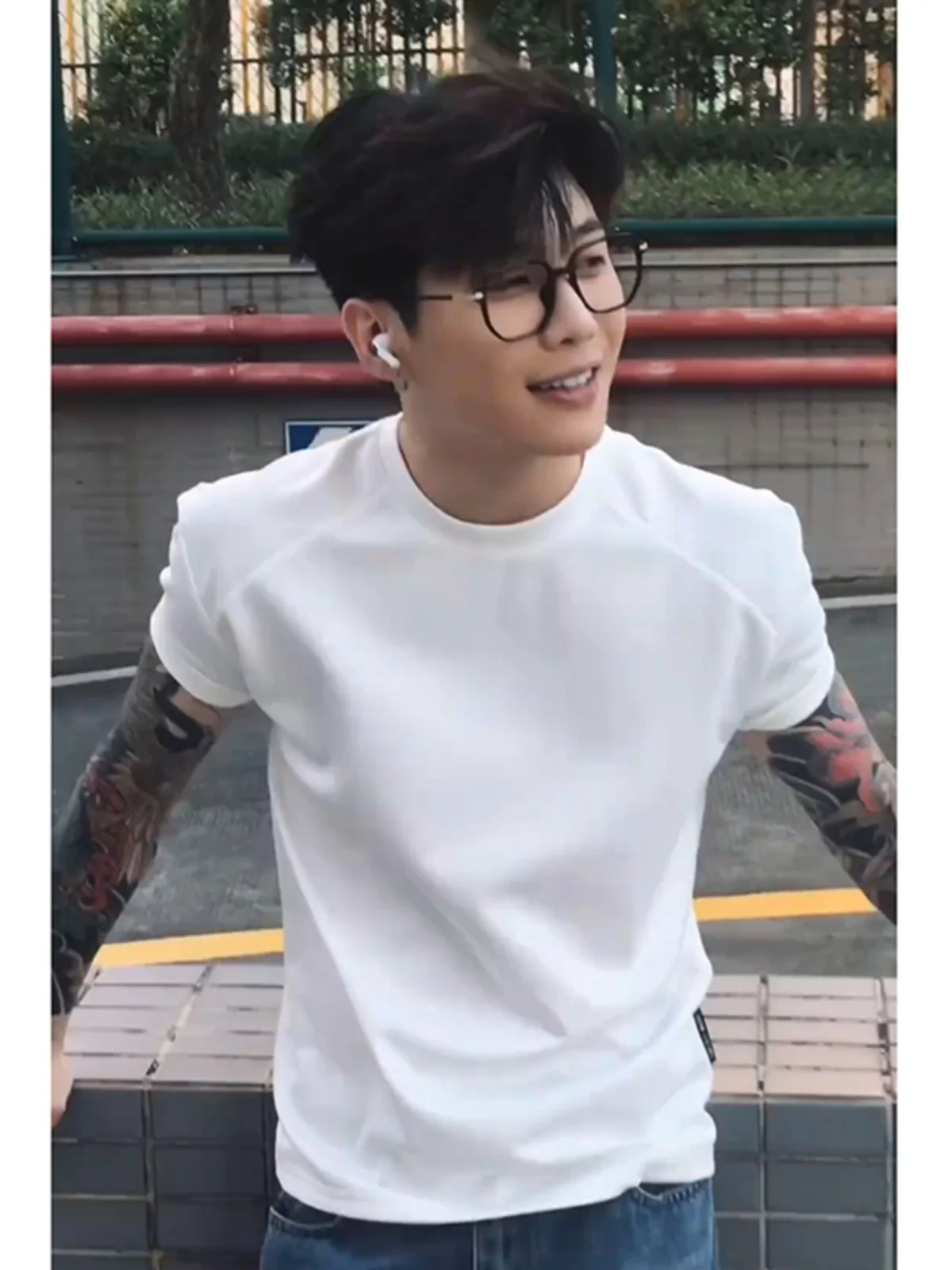 Motorcycle Black and White Solid Color Small Neckline Slim Fit Men's Cuff Sleeves Yuppie Right Shoulder Sports Half Sleeves
Motorcycle Black and White Solid Color Small Neckline Slim Fit Men's Cuff Sleeves Yuppie Right Shoulder Sports Half Sleeves