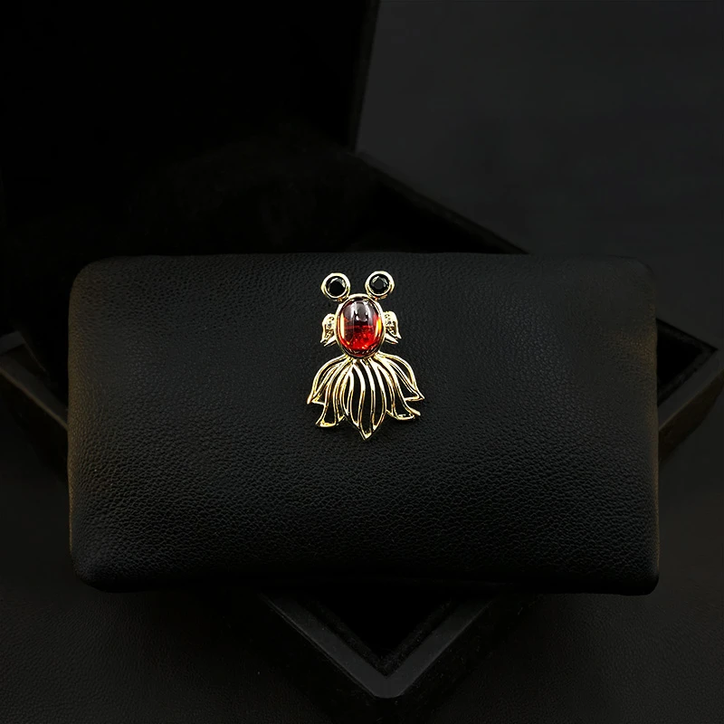 Cute Fish Brooch with Good Wishes for Men Women Suit Accessories Small Collar Pin Shirt Fixed Anti-Exposure Buckle Jewelry 3755
Cute Fish Brooch with Good Wishes for Men Women Suit Accessories Small Collar Pin Shirt Fixed Anti-Exposure Buckle Jewelry 3755