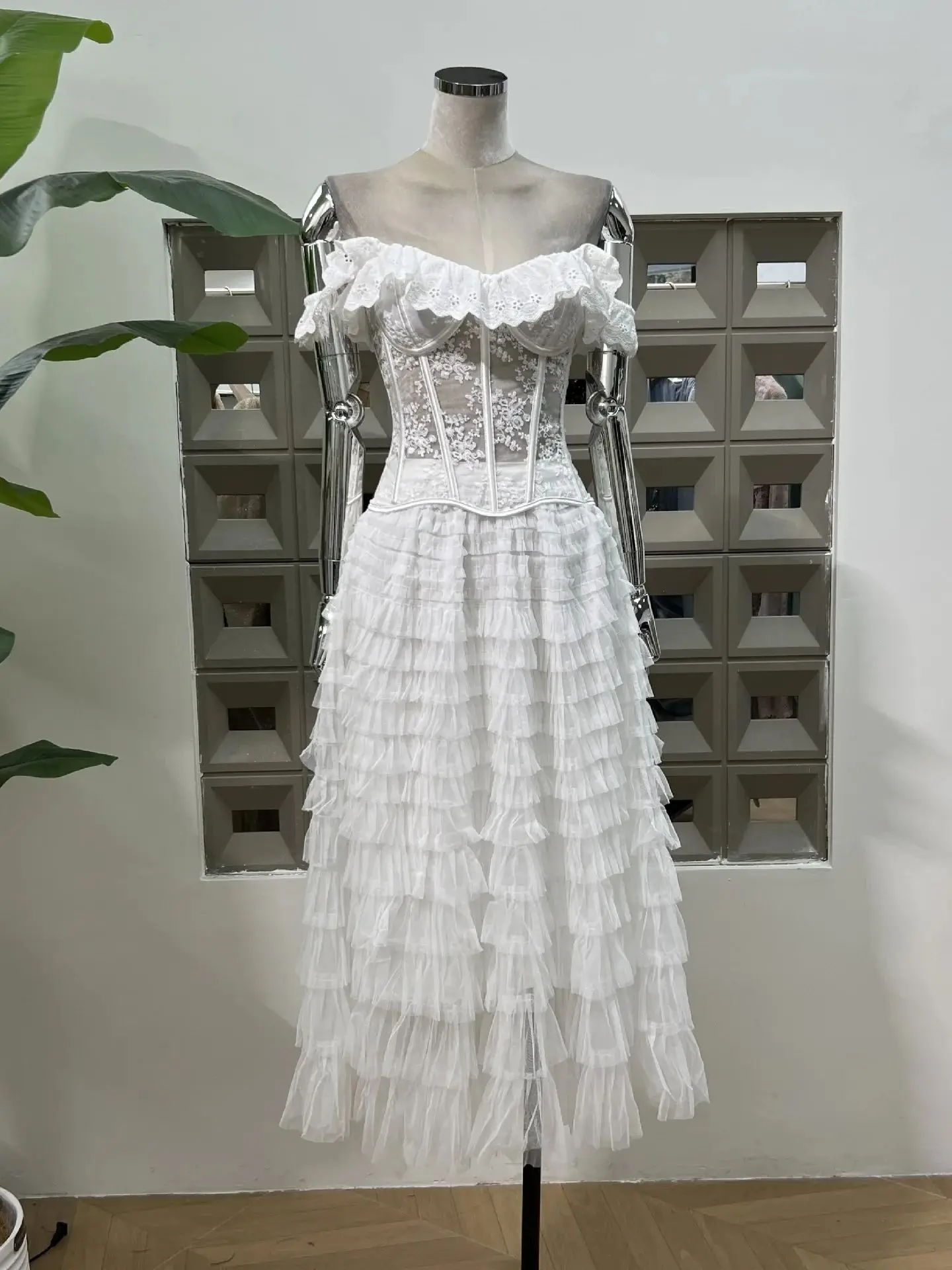 2025 Summer New Ladies Formal Evening Dress Unique Special Lace Vest Fashion Chic Layered Tulle Long Gown Elegant Style Dresses 
2025 Summer New Ladies Formal Evening Dress Unique Special Lace Vest Fashion Chic Layered Tulle Long Gown Elegant Style Dresses