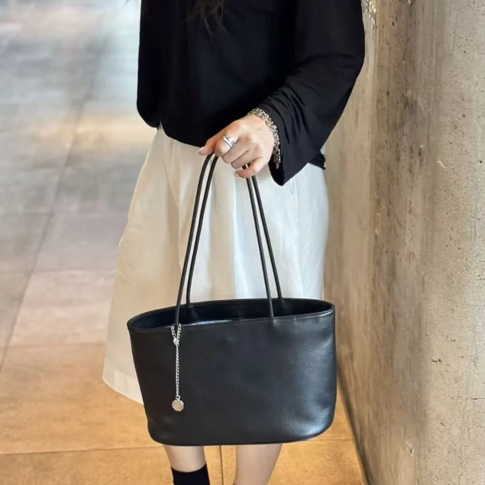 2026 New First-layer Cowhide Tote Bag Women's Large-capacity Leather High-texture Shoulder Bag Commuter Underarm Square Bag
2026 New First-layer Cowhide Tote Bag Women's Large-capacity Leather High-texture Shoulder Bag Commuter Underarm Square Bag