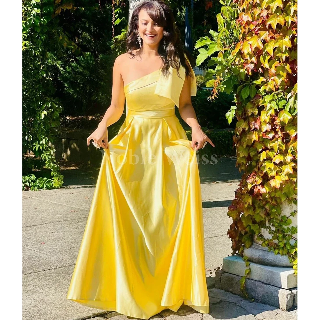 Elegance SATIN One-Shoulder A-Line Evening Dress with Bow Perfect for Prom and Parties Customize
Elegance SATIN One-Shoulder A-Line Evening Dress with Bow Perfect for Prom and Parties Customize