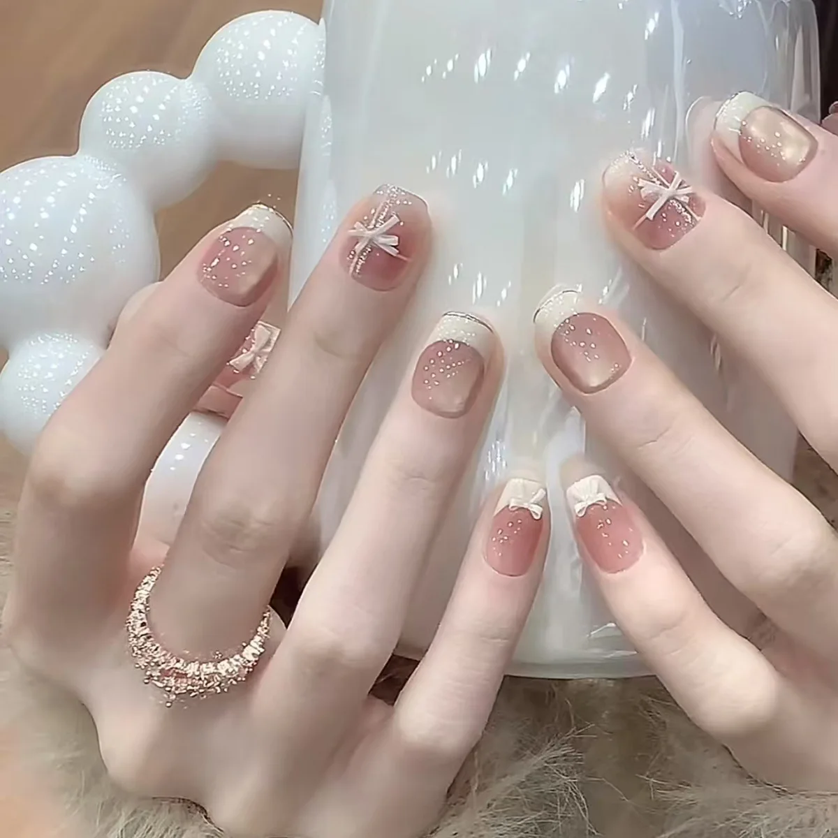 24Pcs Short Square Press on Fake Nails White French Shiny Powder Line False Nail Cat's Eye 3D Bow Reusable Full Cover Nails Tips
24Pcs Short Square Press on Fake Nails White French Shiny Powder Line False Nail Cat's Eye 3D Bow Reusable Full Cover Nails Tips