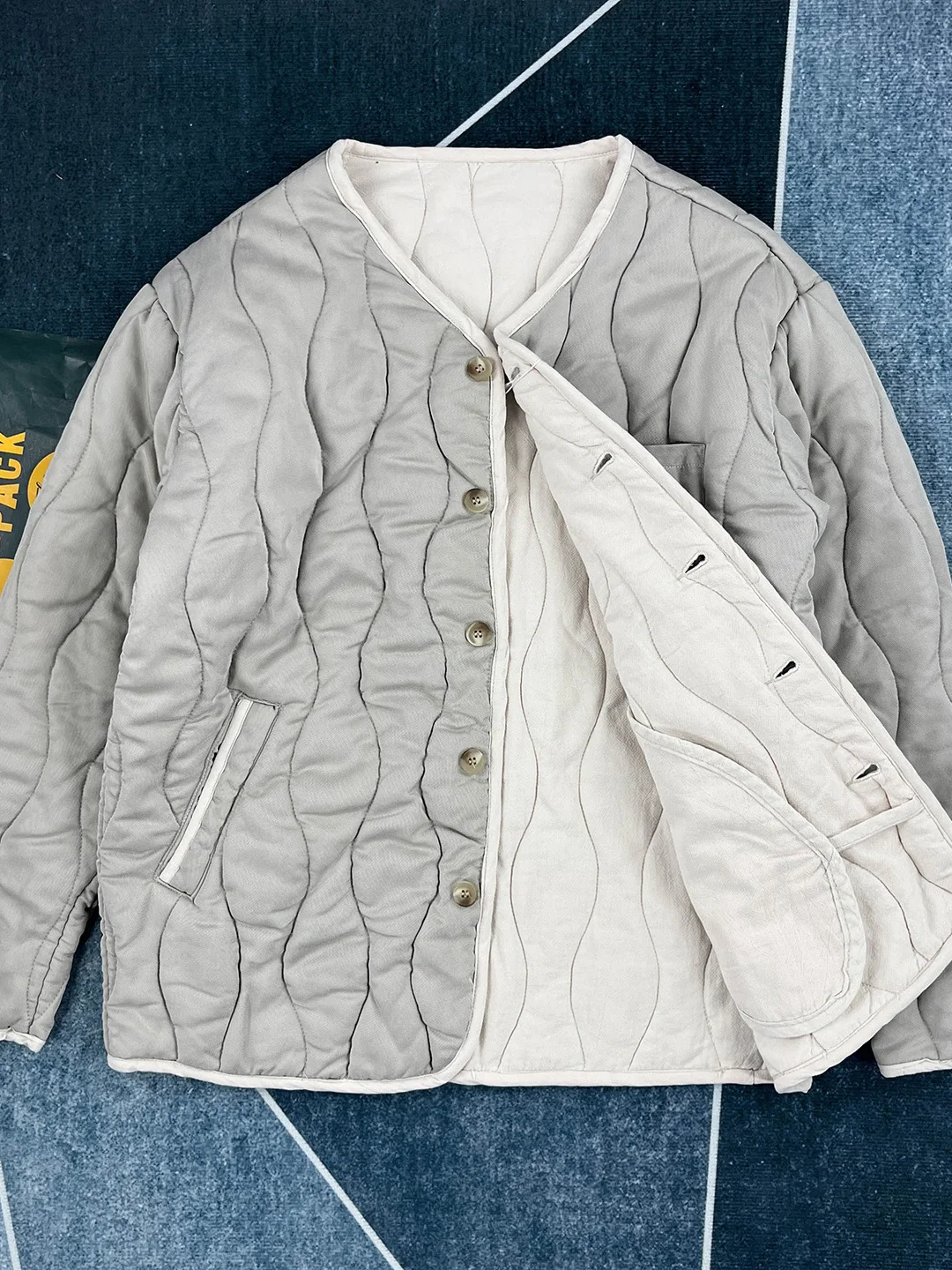 Men's Winter Cotton Jaet Vest Unlined Retro Sle Button up Long Sve Warm Lightweight Filling Sewing Trendy Outerwear
Men's Winter Cotton Jaet Vest Unlined Retro Sle Button up Long Sve Warm Lightweight Filling Sewing Trendy Outerwear