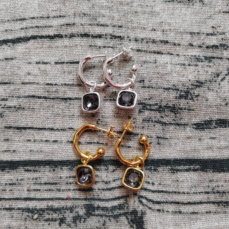 The 2026 new style is fashionable and trendy. Uno earrings are simple and exquisite, suitable for daily wear
The 2026 new style is fashionable and trendy. Uno earrings are simple and exquisite, suitable for daily wear