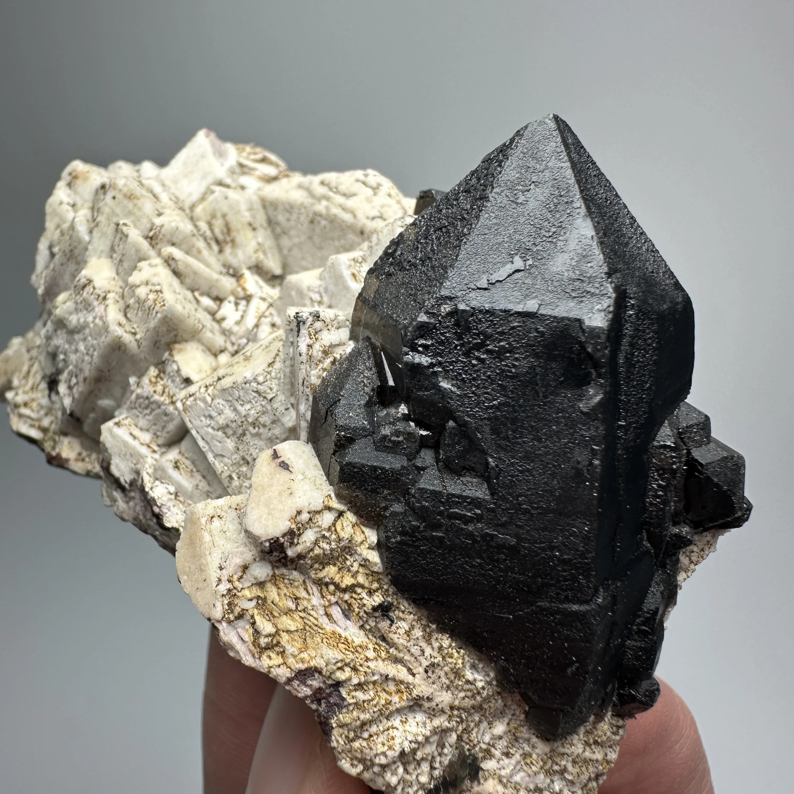 Natural crystal Epidote Feldspar Quartz Ore Specimen Black Crystal Cluster Garden Decor Healing Stone Home decoration
Natural crystal Epidote Feldspar Quartz Ore Specimen Black Crystal Cluster Garden Decor Healing Stone Home decoration