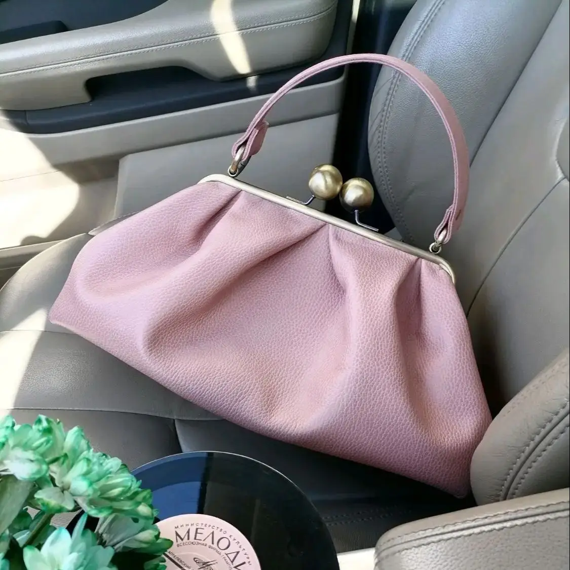 LOST IN VINTAGE Large Purse Leather Premium Alloy Color Dusty Rose Bag Kiss Lock Clutch Large Purse Clutch Deep Folds 40x25x16cm
LOST IN VINTAGE Large Purse Leather Premium Alloy Color Dusty Rose Bag Kiss Lock Clutch Large Purse Clutch Deep Folds 40x25x16cm
