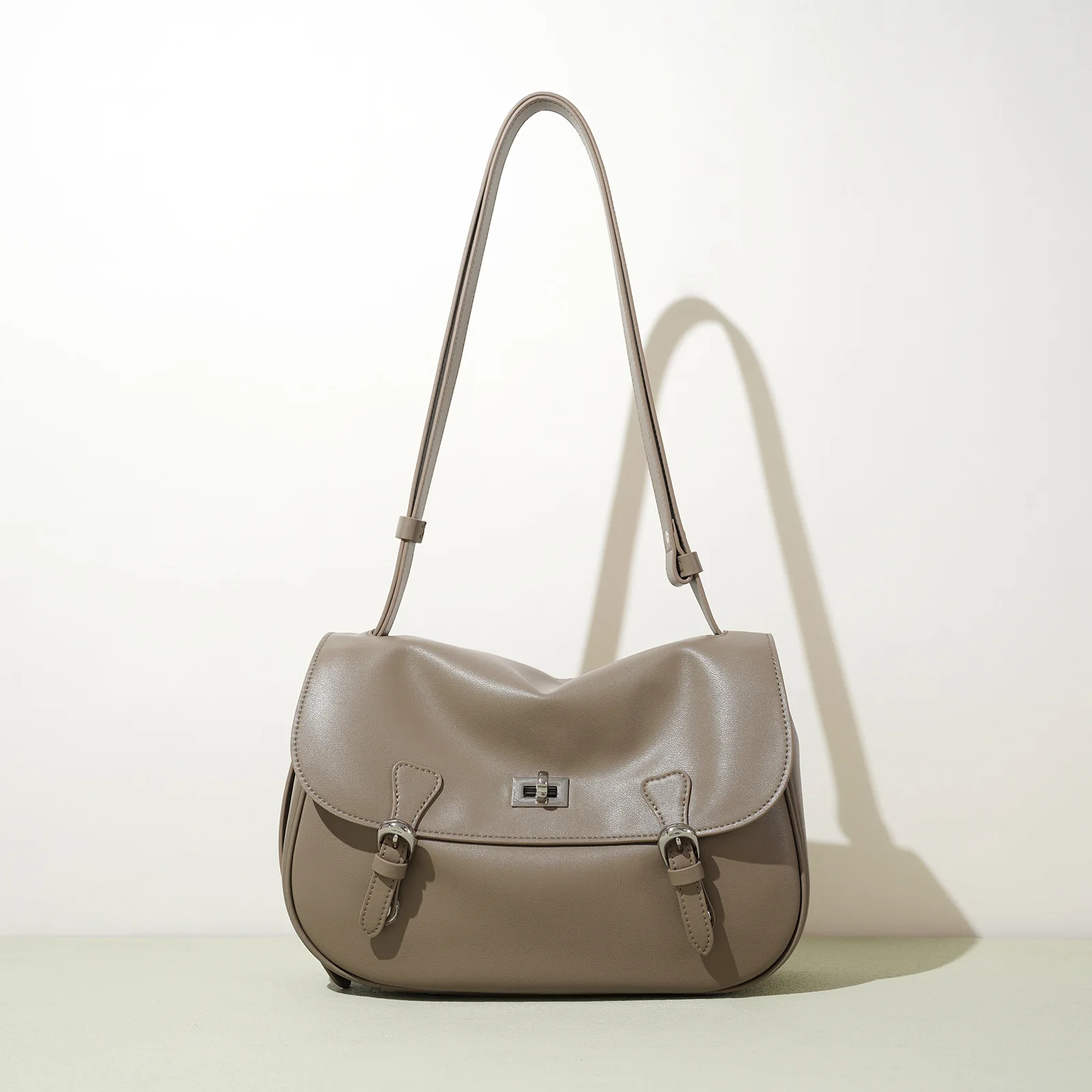 Women's Leather Handbag Retro Messenger Bag Casual Style Cowhide Leather Shoulder Crossbody Minimalist Flap for Ladies Girls
Women's Leather Handbag Retro Messenger Bag Casual Style Cowhide Leather Shoulder Crossbody Minimalist Flap for Ladies Girls