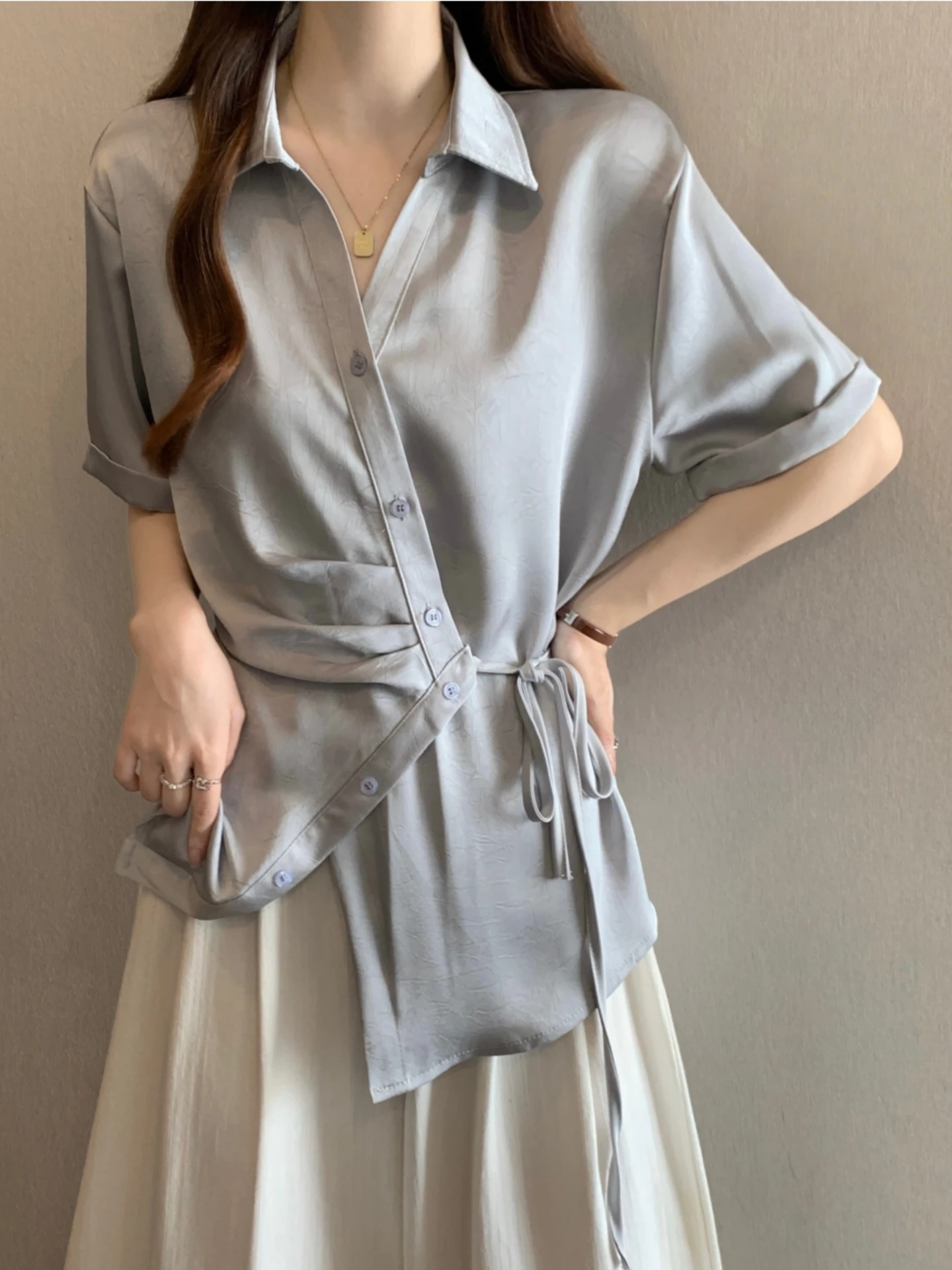 Slimming V-Neck Short Sleeve Satin Shirt Women's plus Size Belted Waist Design Summer Top Korean Style Commute Fashion
Slimming V-Neck Short Sleeve Satin Shirt Women's plus Size Belted Waist Design Summer Top Korean Style Commute Fashion