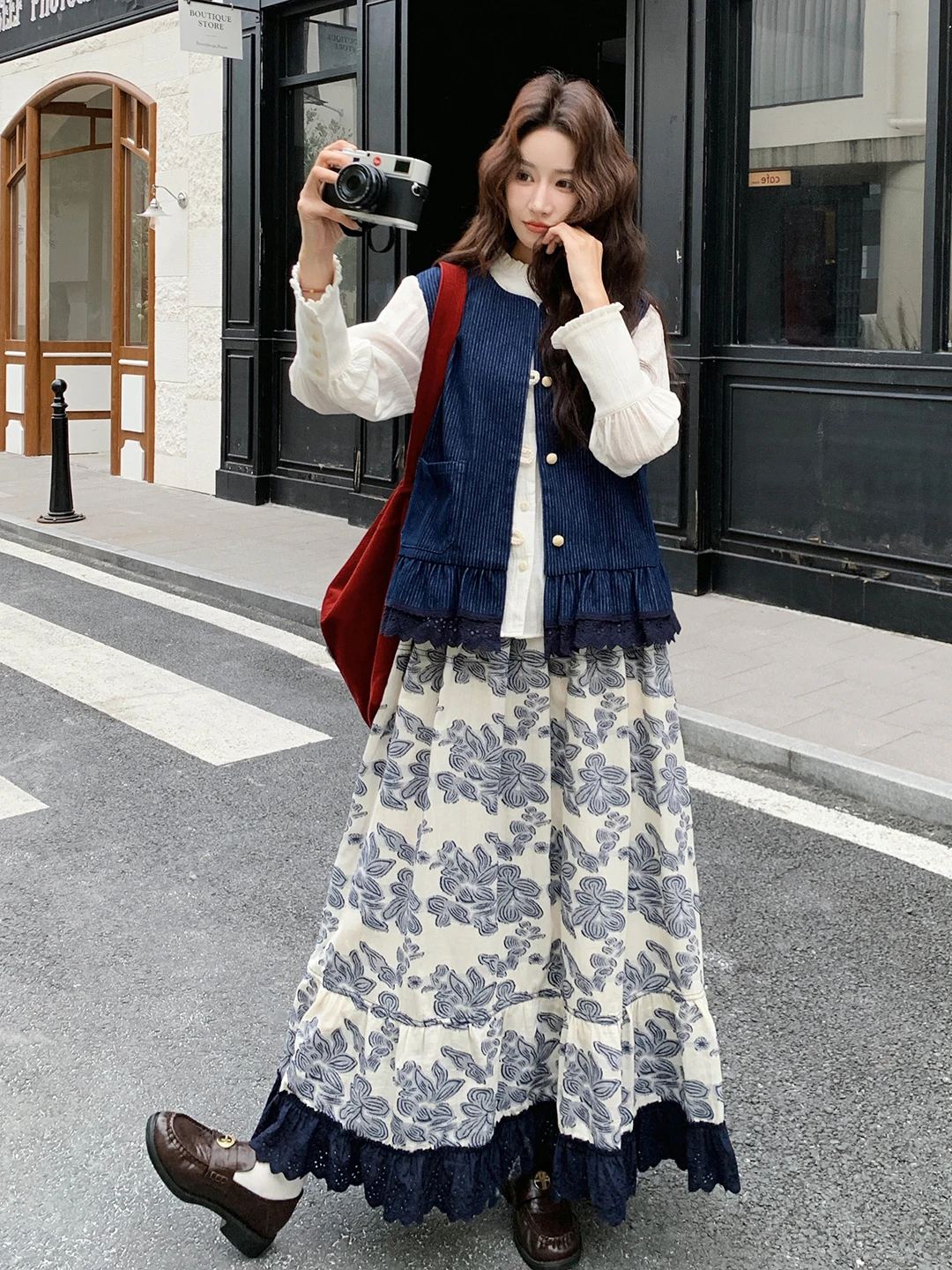 Retro Romantic Print Half Skirt Set Women's Spring Autumn Style Lace Trim Vest Inner Shirt Three Piece Set Fashionable Ensemble
Retro Romantic Print Half Skirt Set Women's Spring Autumn Style Lace Trim Vest Inner Shirt Three Piece Set Fashionable Ensemble
