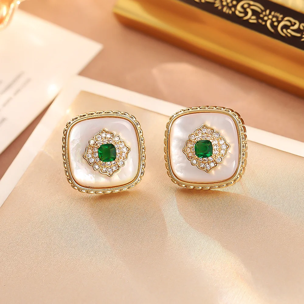 Fashionable and exquisite mother-of-pearl crystal earrings, retro palace style green zircon earrings, niche light luxury earring
Fashionable and exquisite mother-of-pearl crystal earrings, retro palace style green zircon earrings, niche light luxury earring