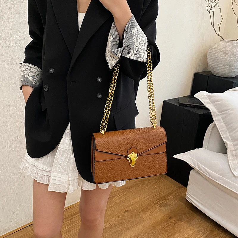 Vintage Inspired Simple Crossbody Bag For Casual Women With Messenger Function And Solid Color Leather Finish
Vintage Inspired Simple Crossbody Bag For Casual Women With Messenger Function And Solid Color Leather Finish