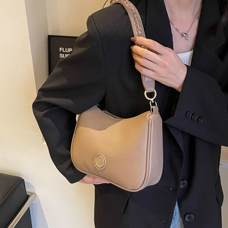 Adjustable Shoulder Strap Exquisite Workmanship Soft And Comfortable Zipper Open And Close Shopping Commuter Shoulder Bag
Adjustable Shoulder Strap Exquisite Workmanship Soft And Comfortable Zipper Open And Close Shopping Commuter Shoulder Bag