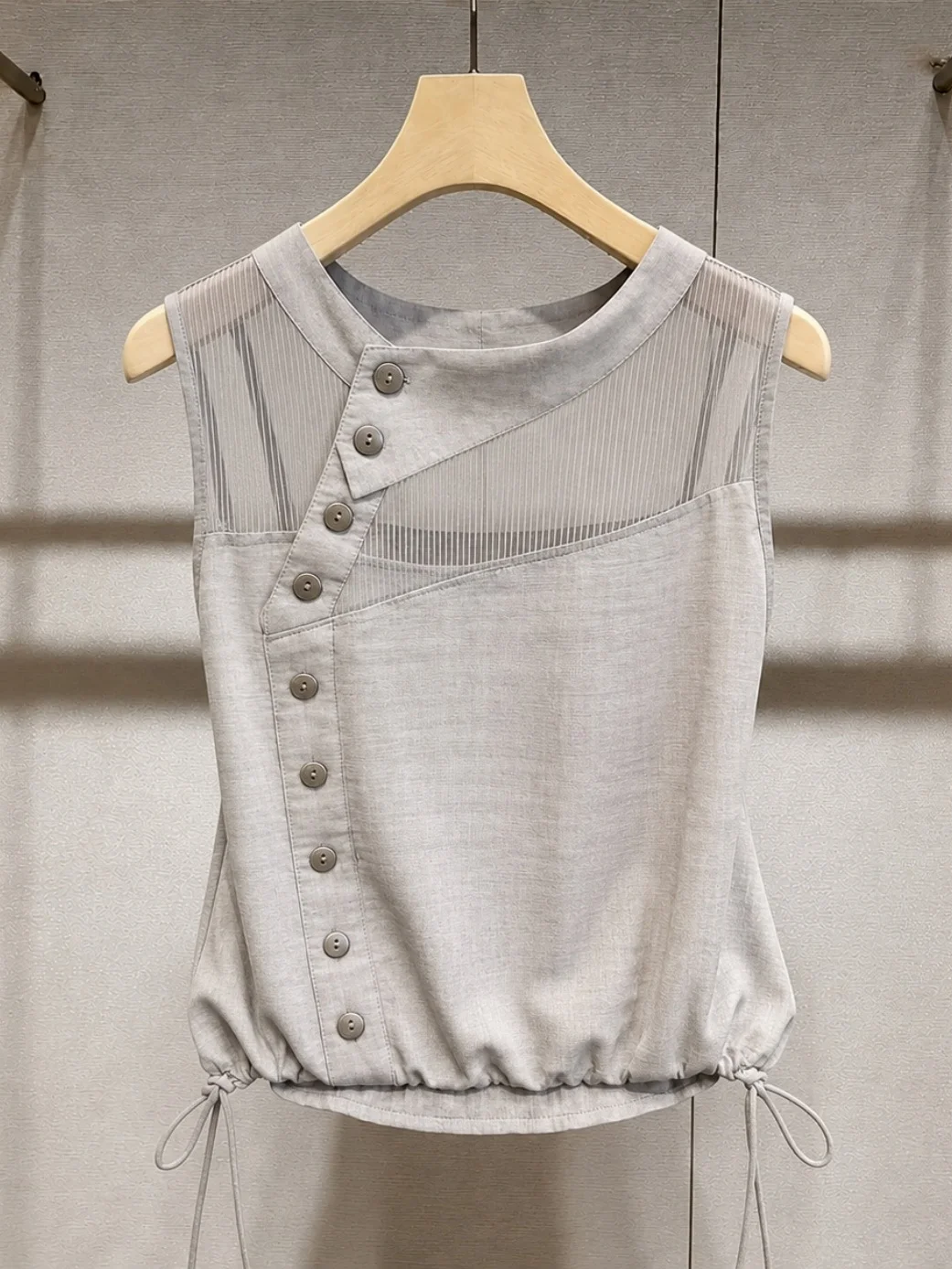 Elegant Slimming Sleeveless Vest Women's Fashion Design Lightweight Drawstring Waist Cinched Summer Top Button Detail
Elegant Slimming Sleeveless Vest Women's Fashion Design Lightweight Drawstring Waist Cinched Summer Top Button Detail