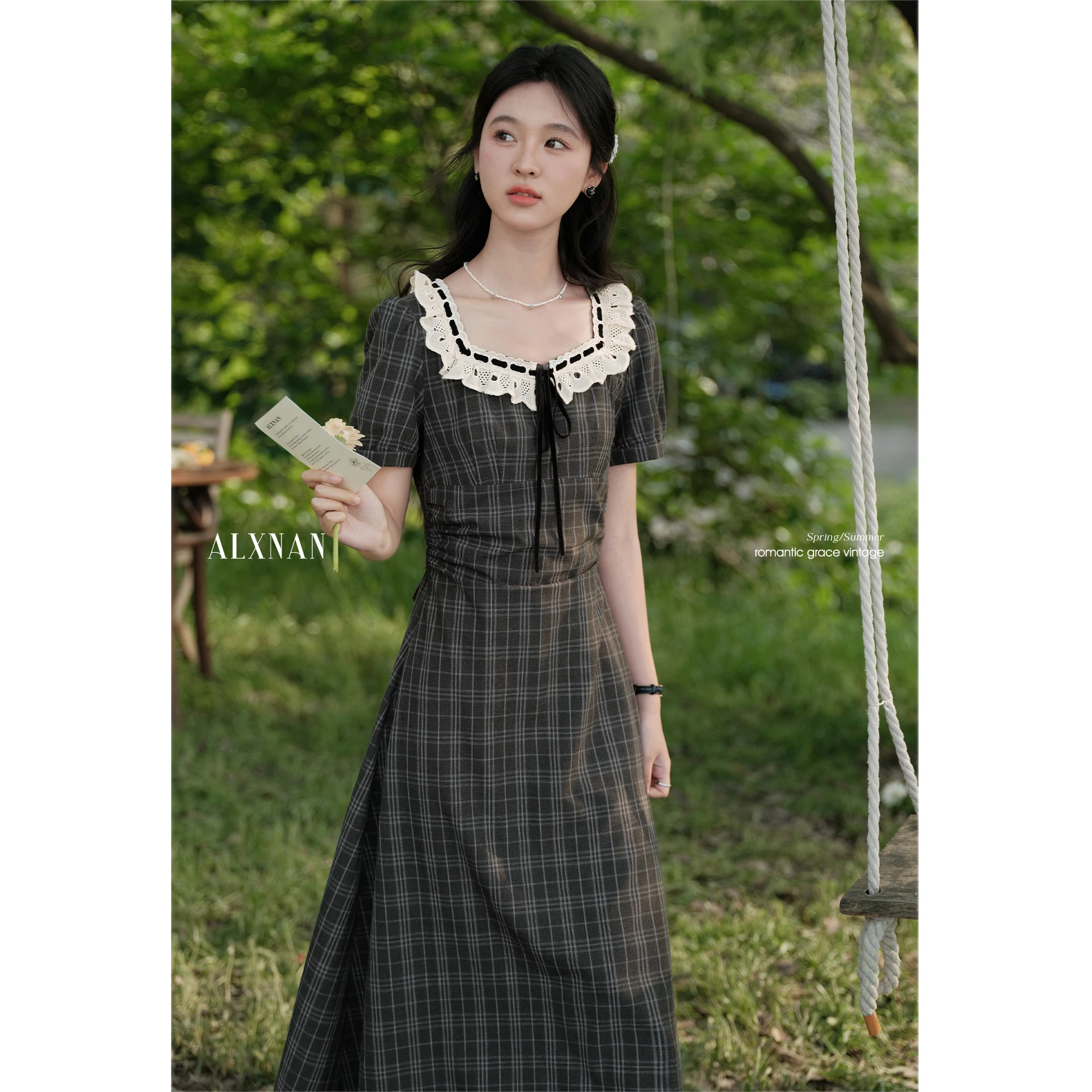 ALXNAN Women's Plaid Dress Dark Gray Long Lace Square Neck Elegant Vintage Dress 2025 Summer Holiday Puff Sleeves Clothes L55801
ALXNAN Women's Plaid Dress Dark Gray Long Lace Square Neck Elegant Vintage Dress 2025 Summer Holiday Puff Sleeves Clothes L55801