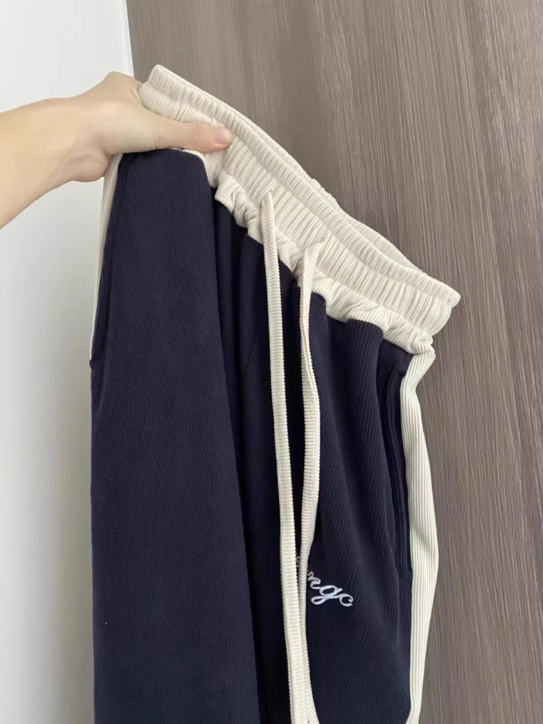 Мужские летние повседневные брюки в полоску большого размера, драпированные спортивные штаны, модные американские брендовые широкие спортивные брюки из смеси хлопка из полиэстера
Мужские летние повседневные брюки в полоску большого размера, драпированные спортивные штаны, модные американские брендовые широкие спортивные брюки из смеси хлопка из полиэстера