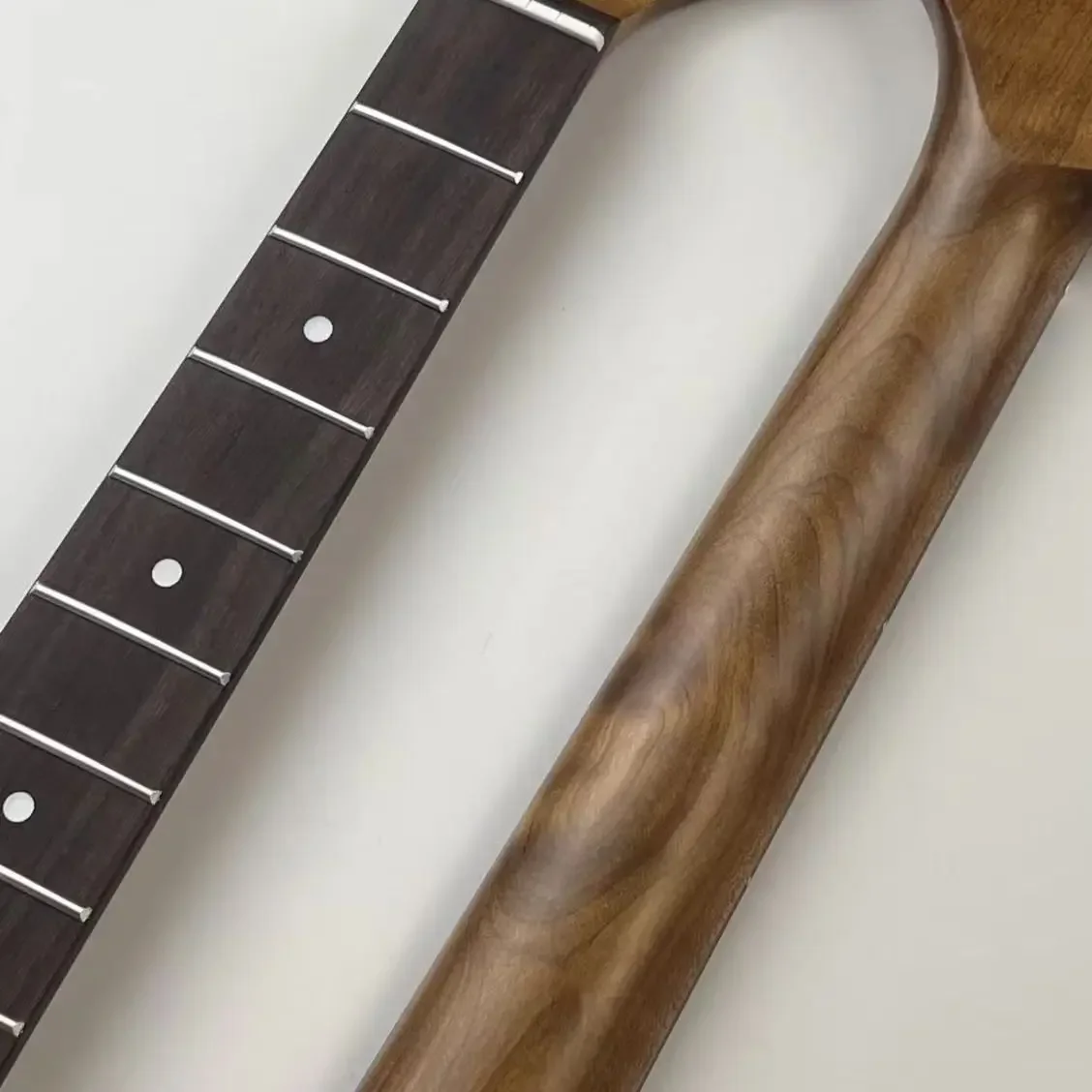 Guitar Neck with Rosewood Fingerboard And Nickel Silver Frets 22 Frets Roasted Maple ST Style
Guitar Neck with Rosewood Fingerboard And Nickel Silver Frets 22 Frets Roasted Maple ST Style