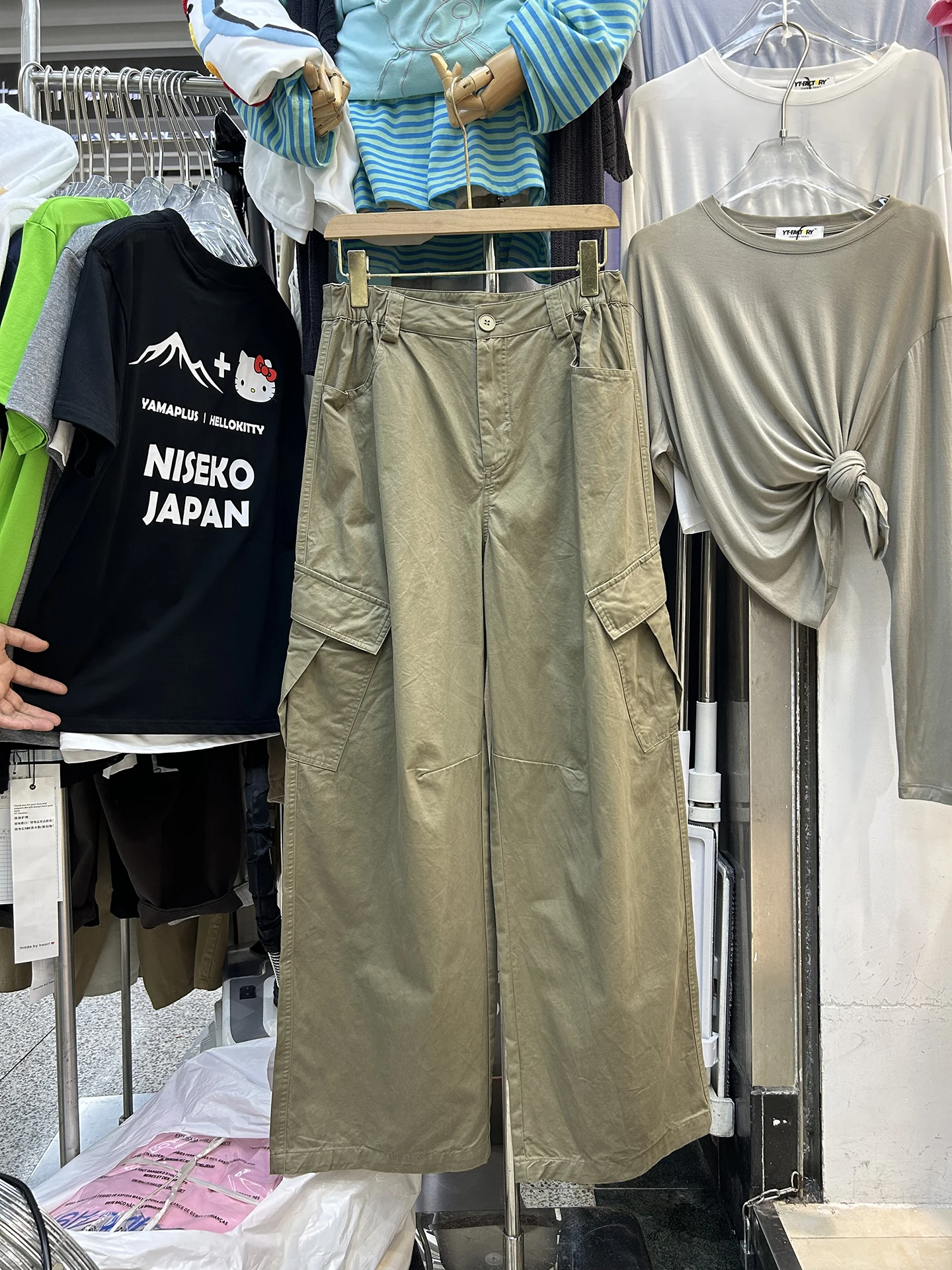 Американские женские рабочие брюки с высокой талией, прямые, свободные, осенняя новинка, универсальные повседневные брюки с широкими штанинами
Американские женские рабочие брюки с высокой талией, прямые, свободные, осенняя новинка, универсальные повседневные брюки с широкими штанинами